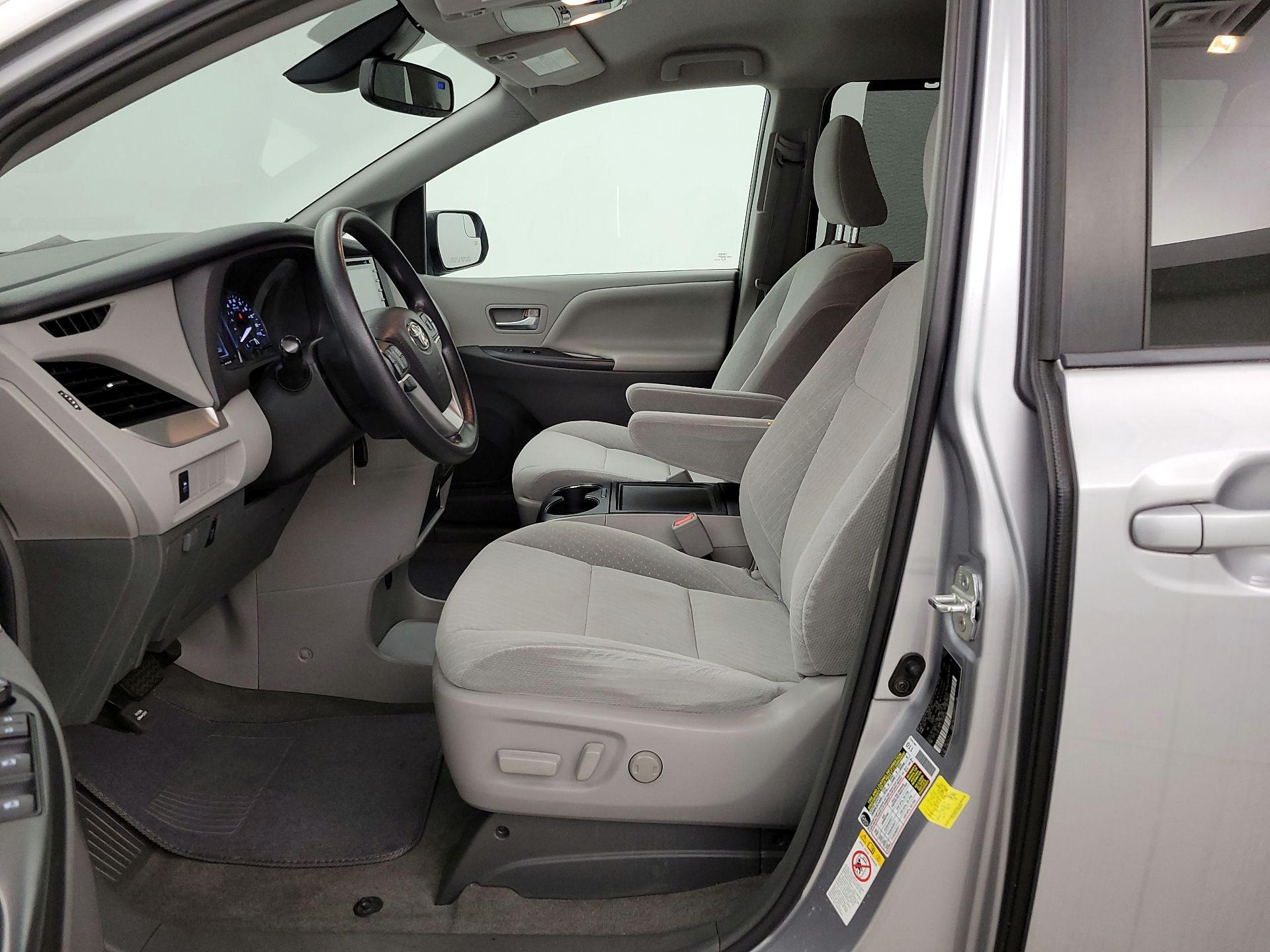 Thumbnail: 2018 Toyota Sienna - 11