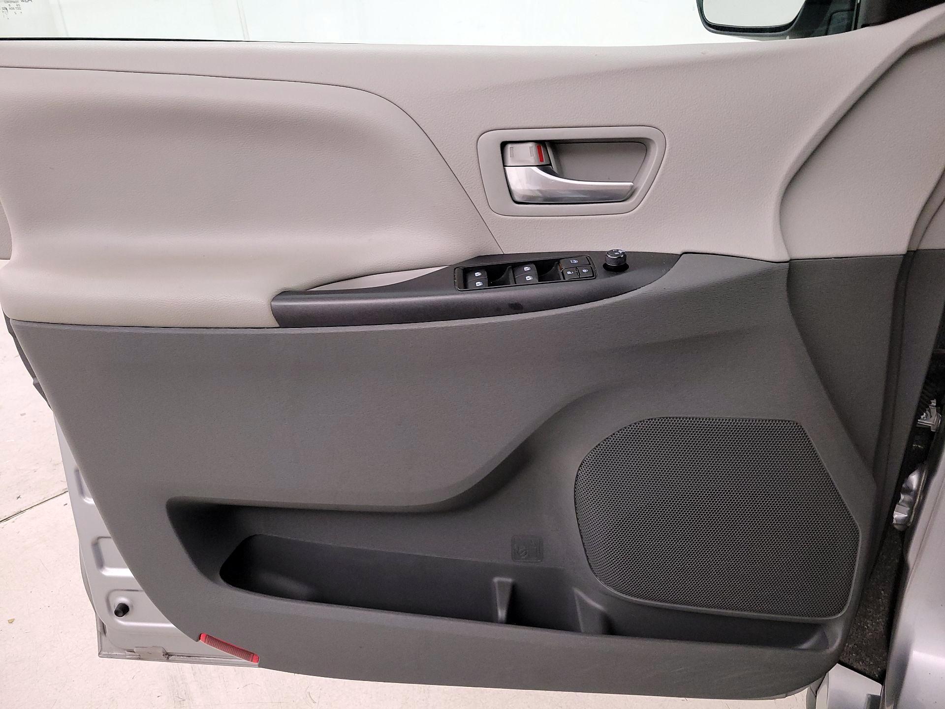 Thumbnail: 2018 Toyota Sienna - 12