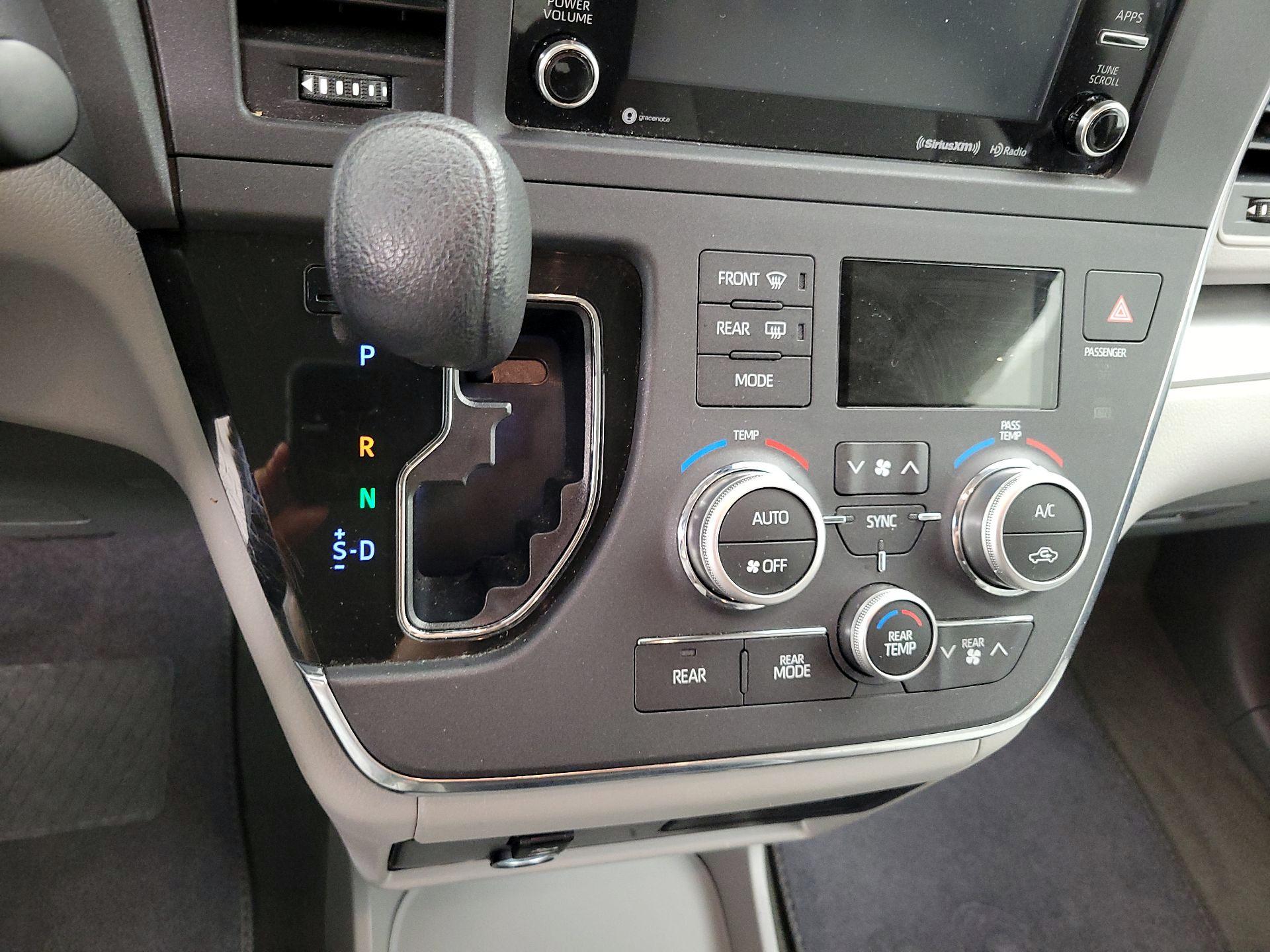 Thumbnail: 2018 Toyota Sienna - 17