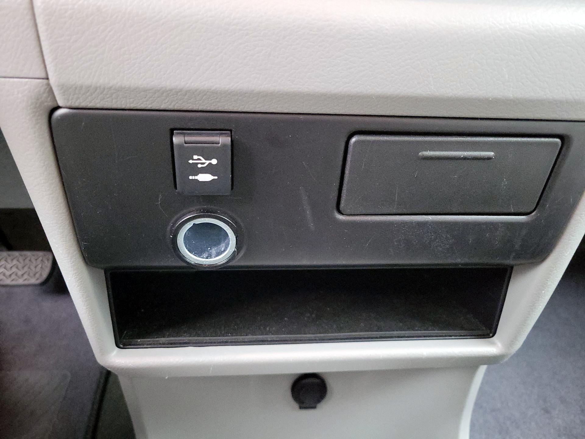 Thumbnail: 2018 Toyota Sienna - 18