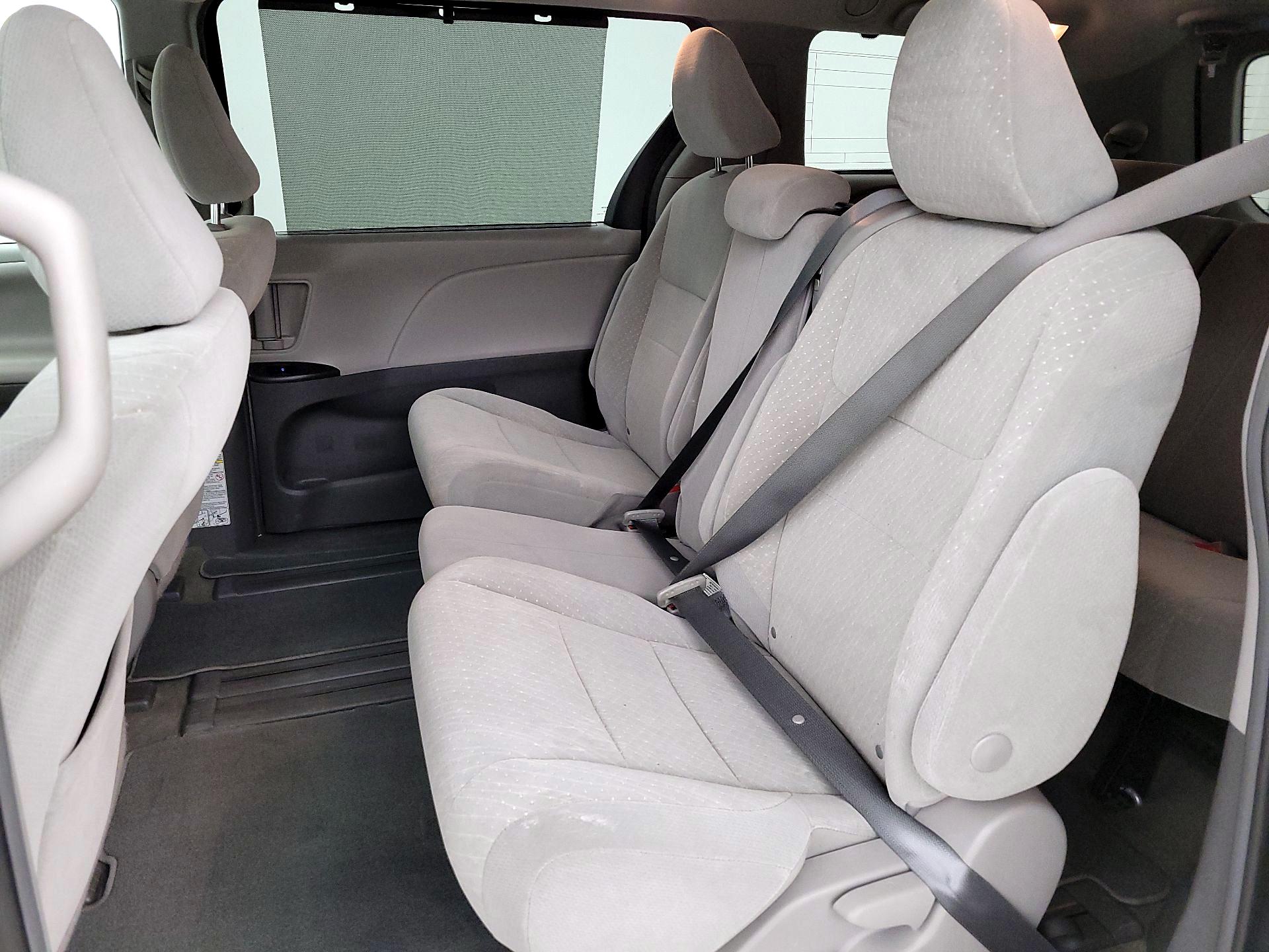 Thumbnail: 2018 Toyota Sienna - 19