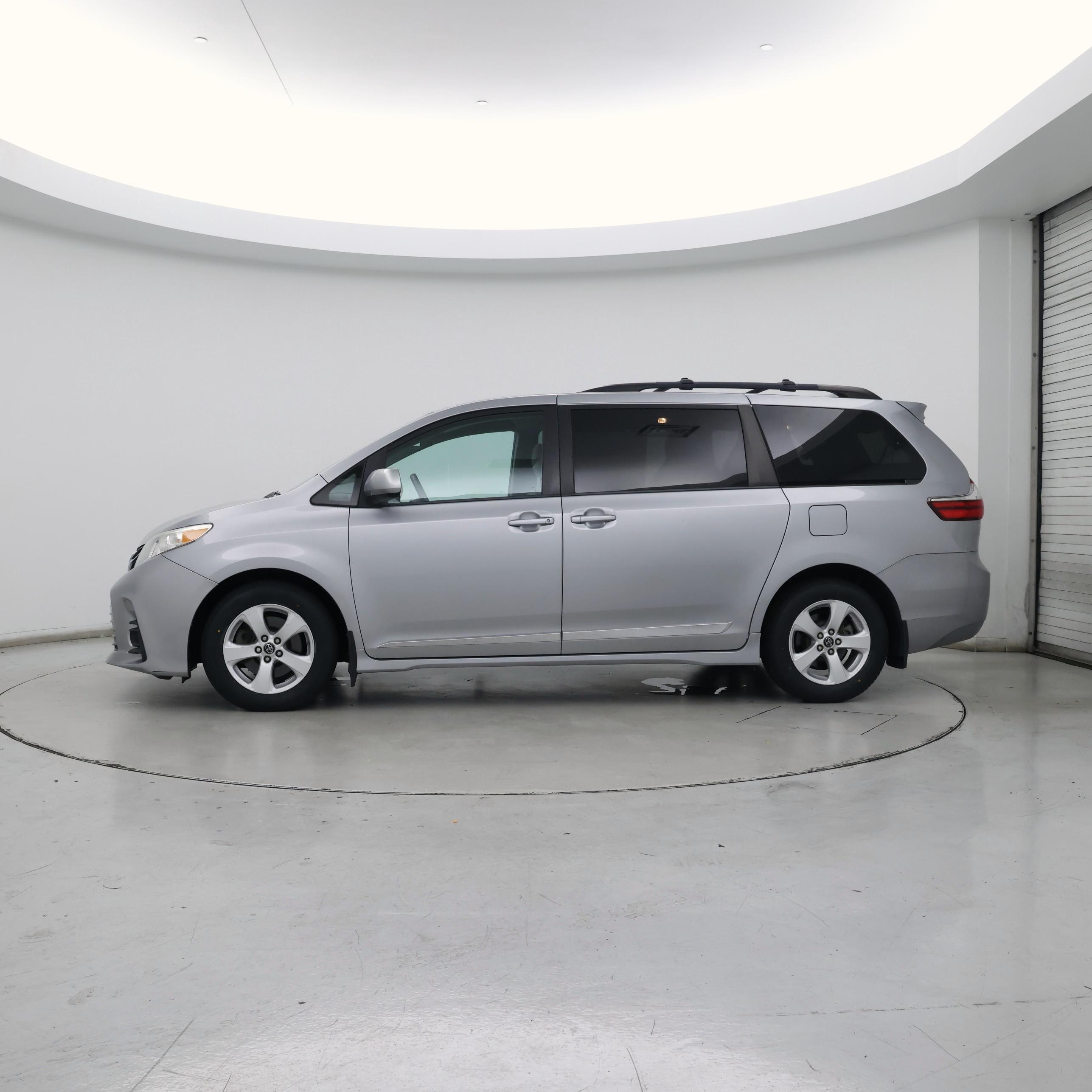 Thumbnail: 2018 Toyota Sienna - 3