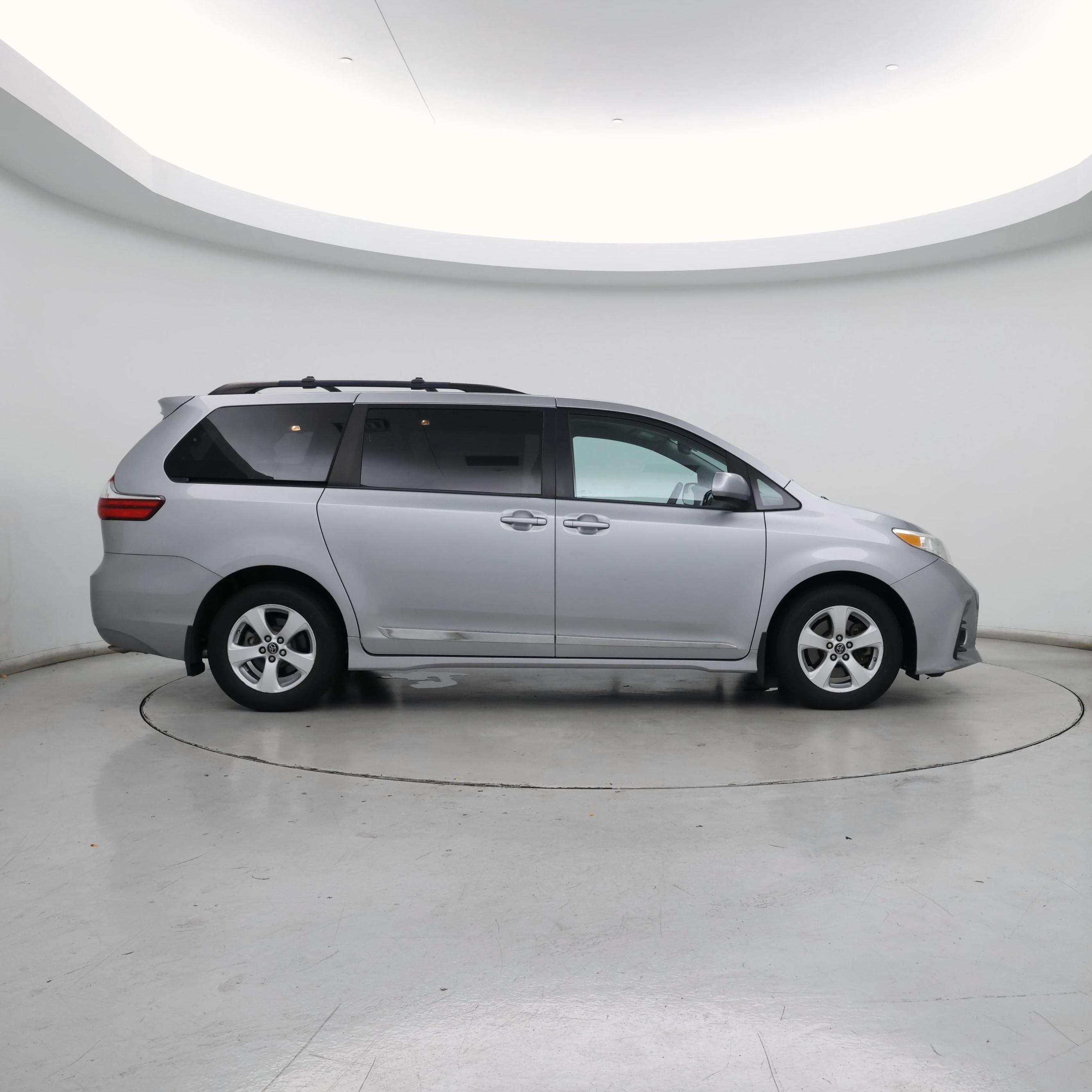 Thumbnail: 2018 Toyota Sienna - 7