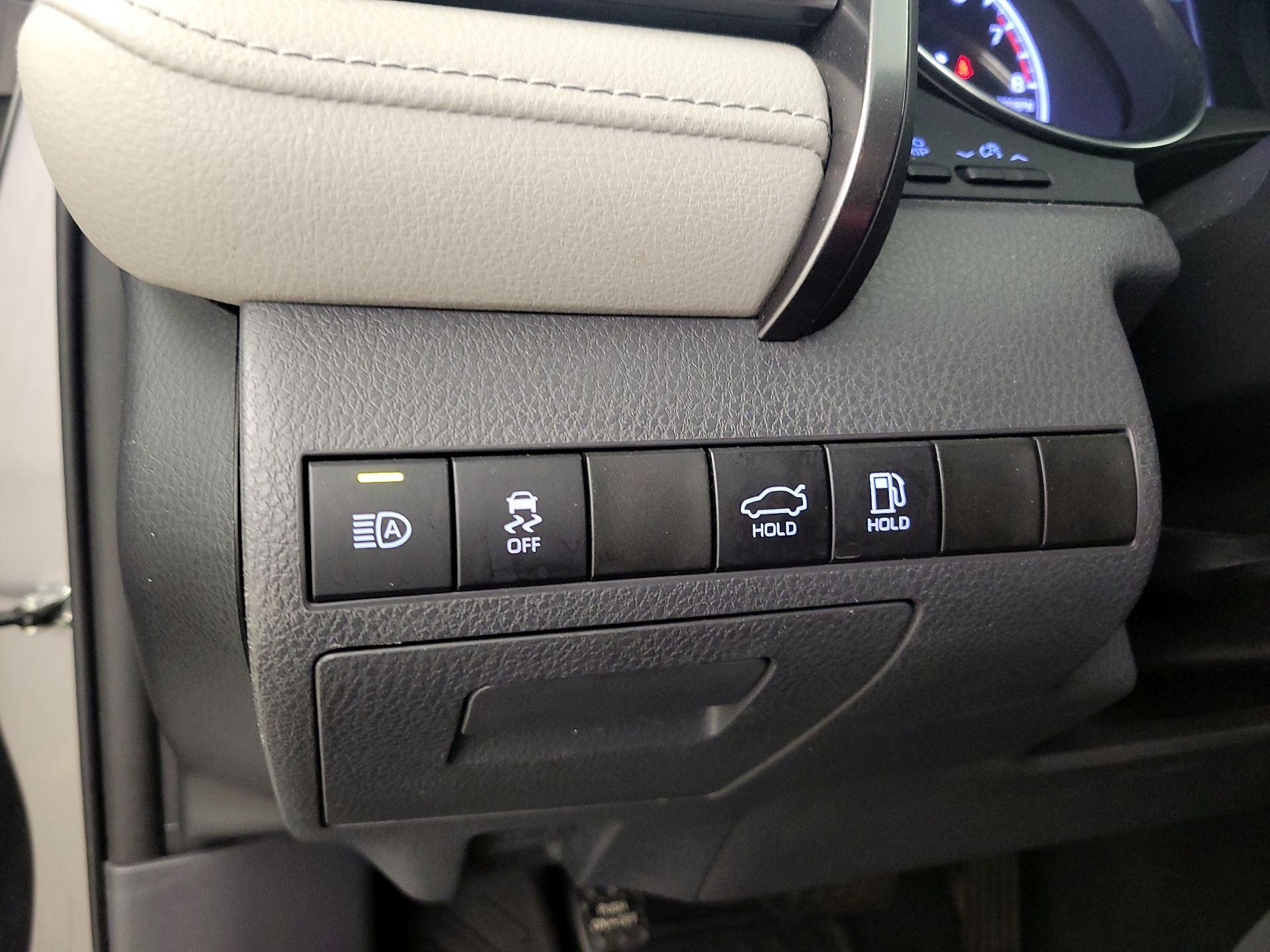 Thumbnail: 2019 Toyota Camry - 13