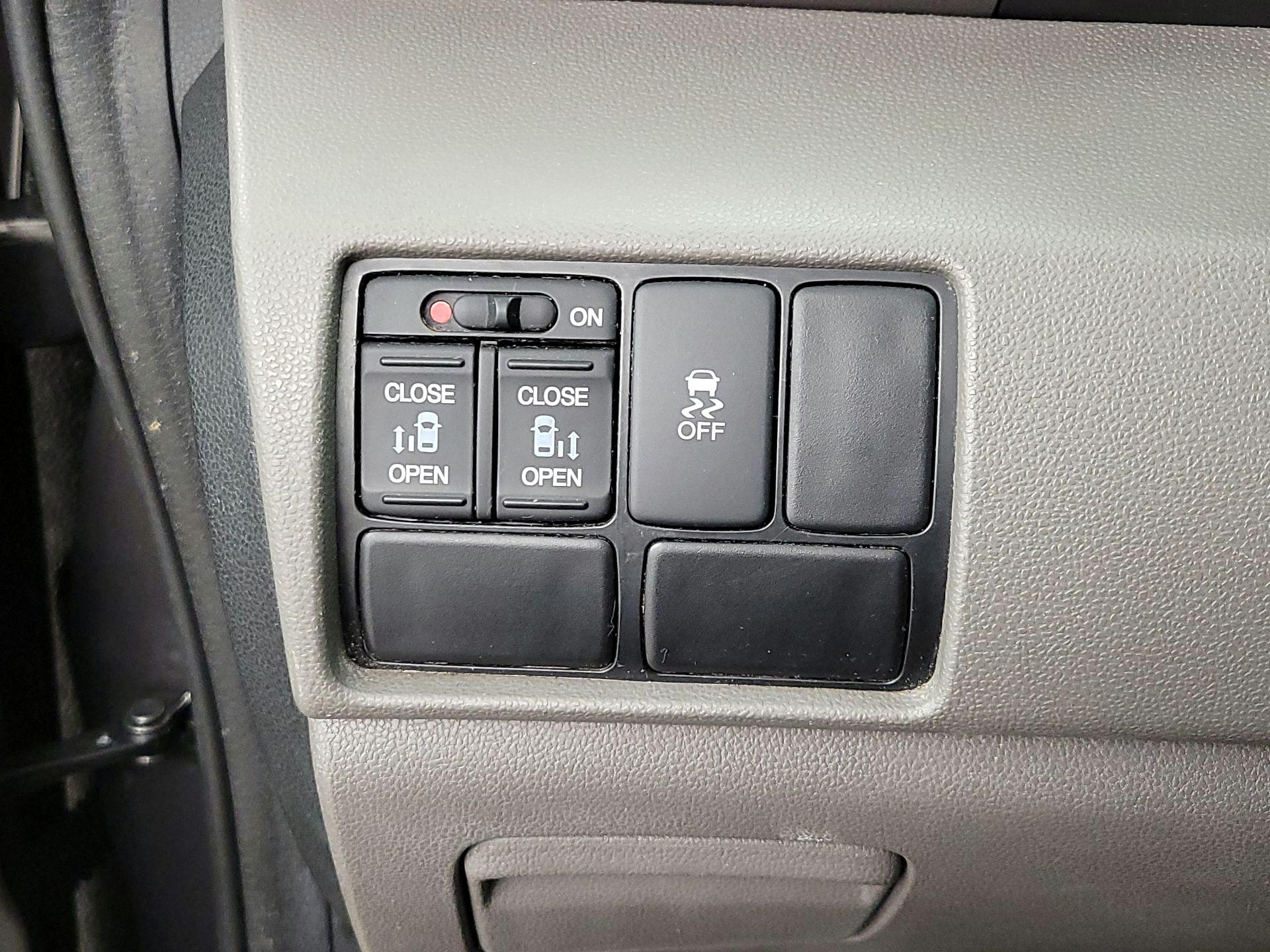 Thumbnail: 2015 Honda Odyssey - 13
