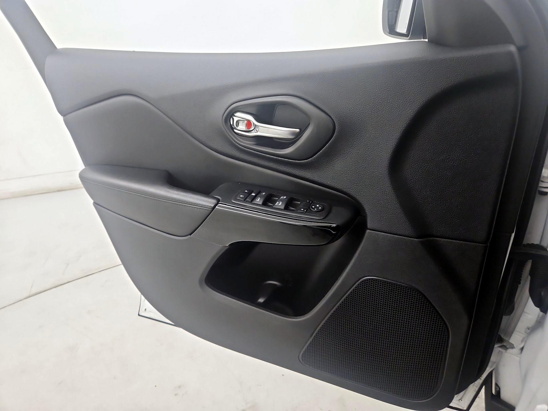 Thumbnail: 2021 Jeep Cherokee - 12