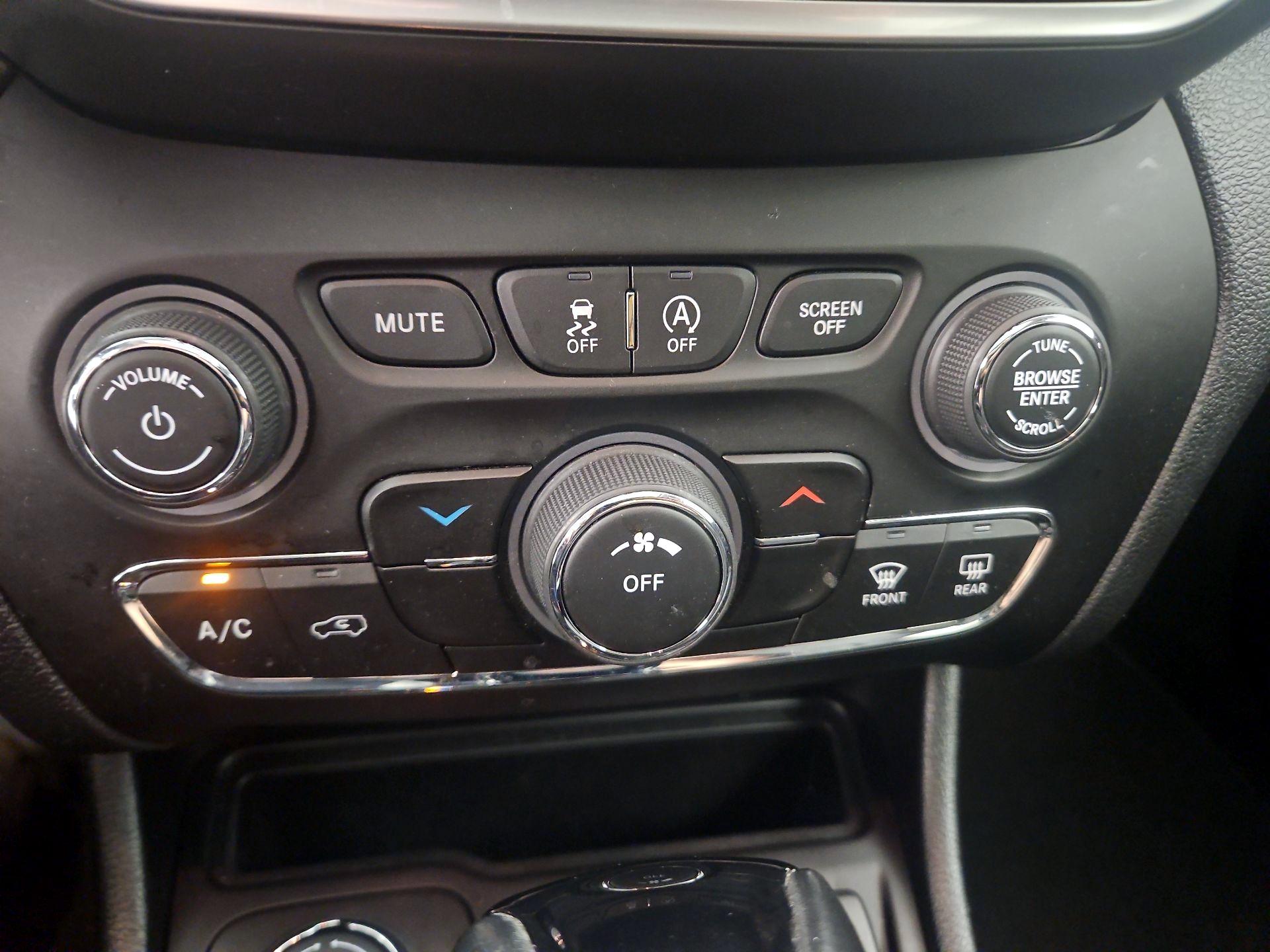 Thumbnail: 2021 Jeep Cherokee - 16