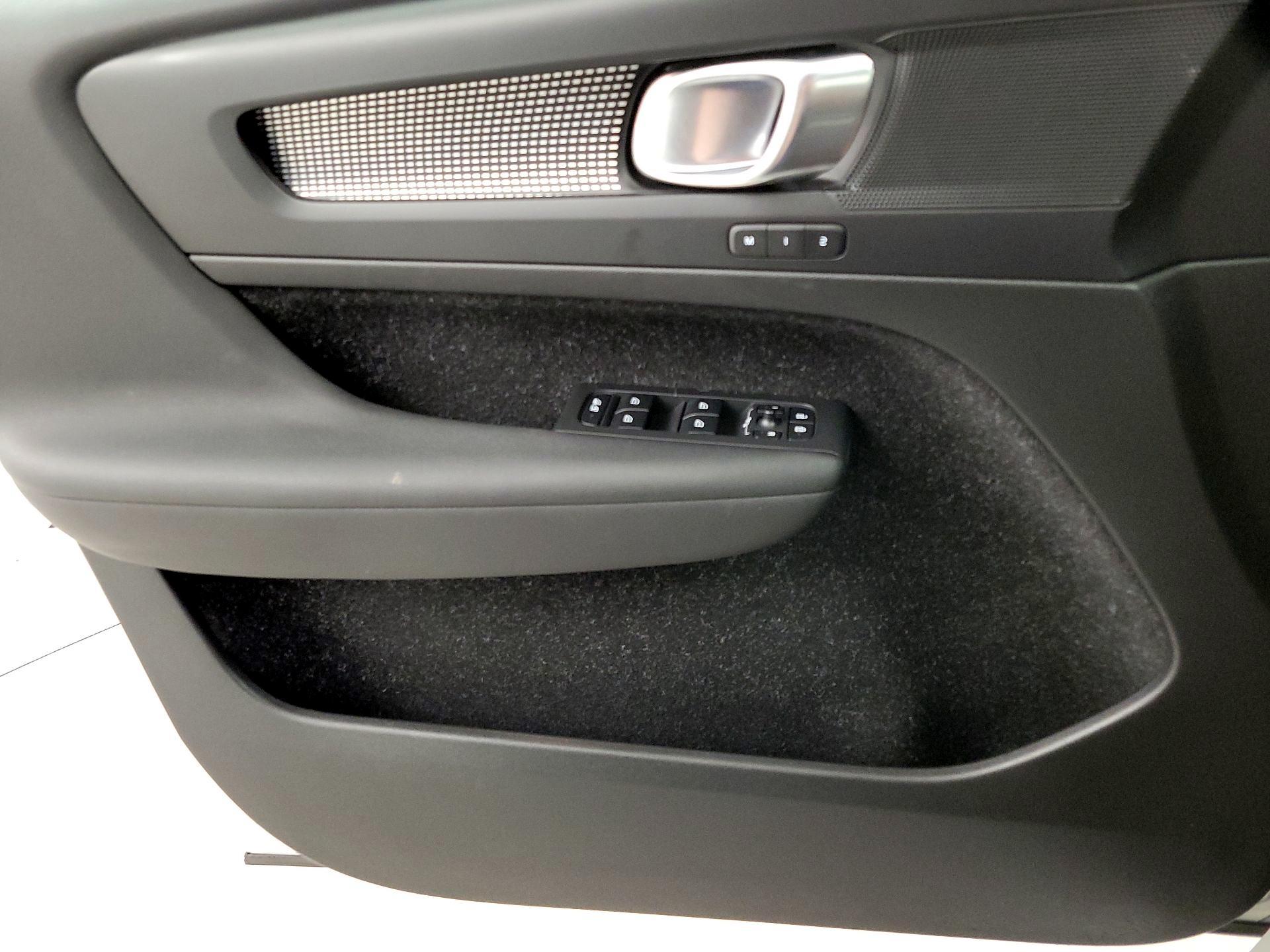 Thumbnail: 2020 Volvo XC40 - 12