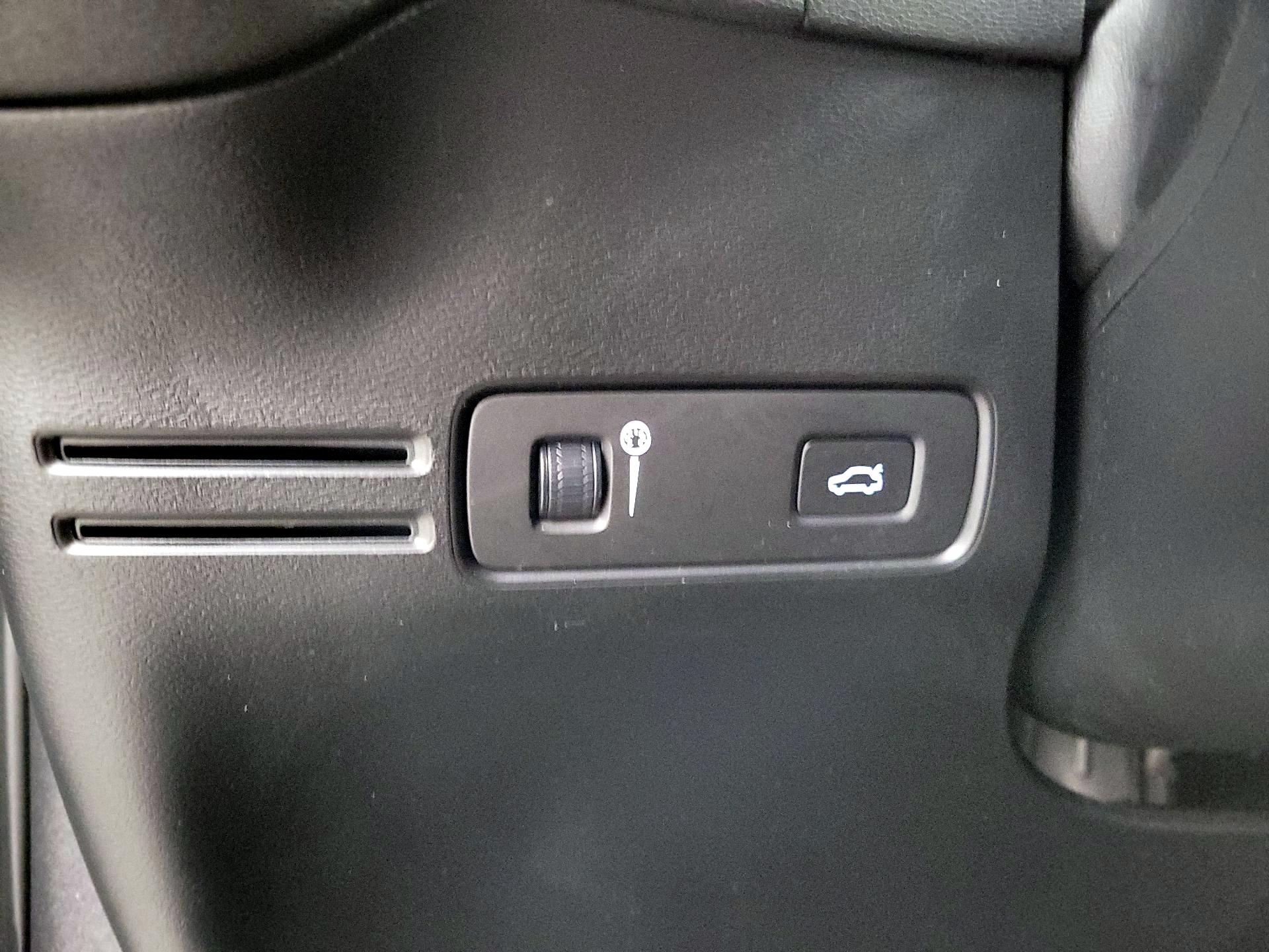 Thumbnail: 2020 Volvo XC40 - 13