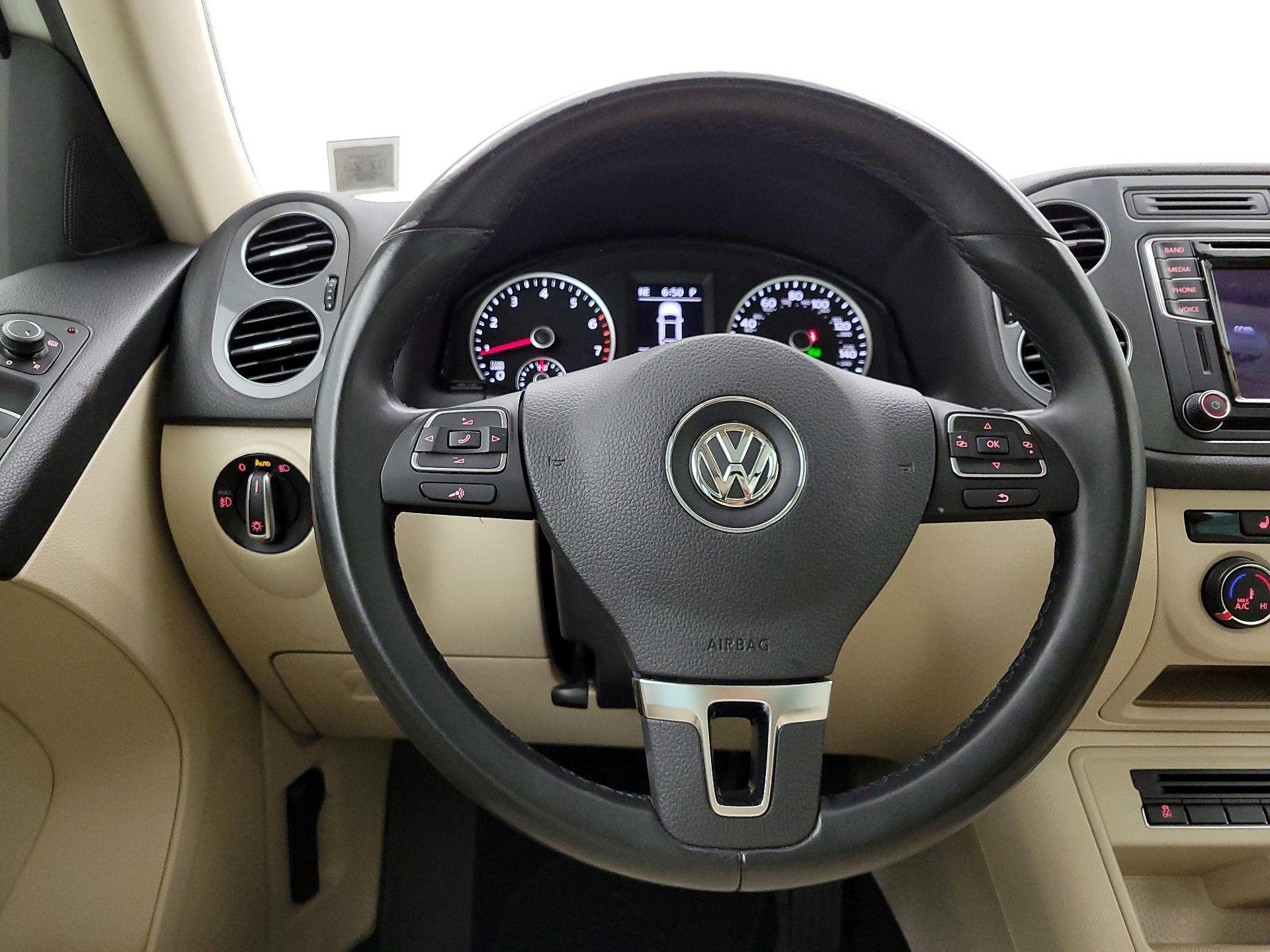 Thumbnail: 2016 Volkswagen Tiguan - 10