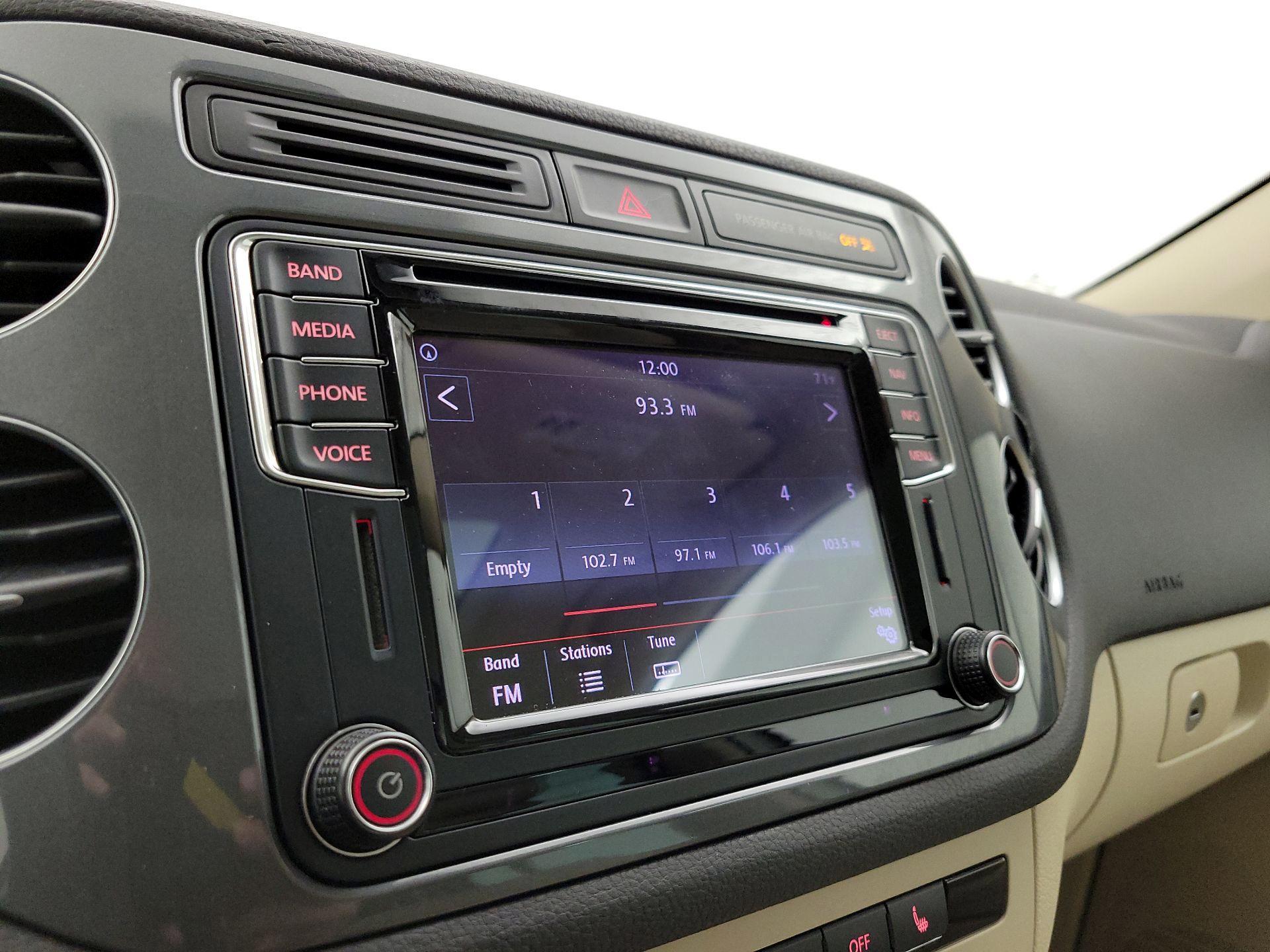 Thumbnail: 2016 Volkswagen Tiguan - 16