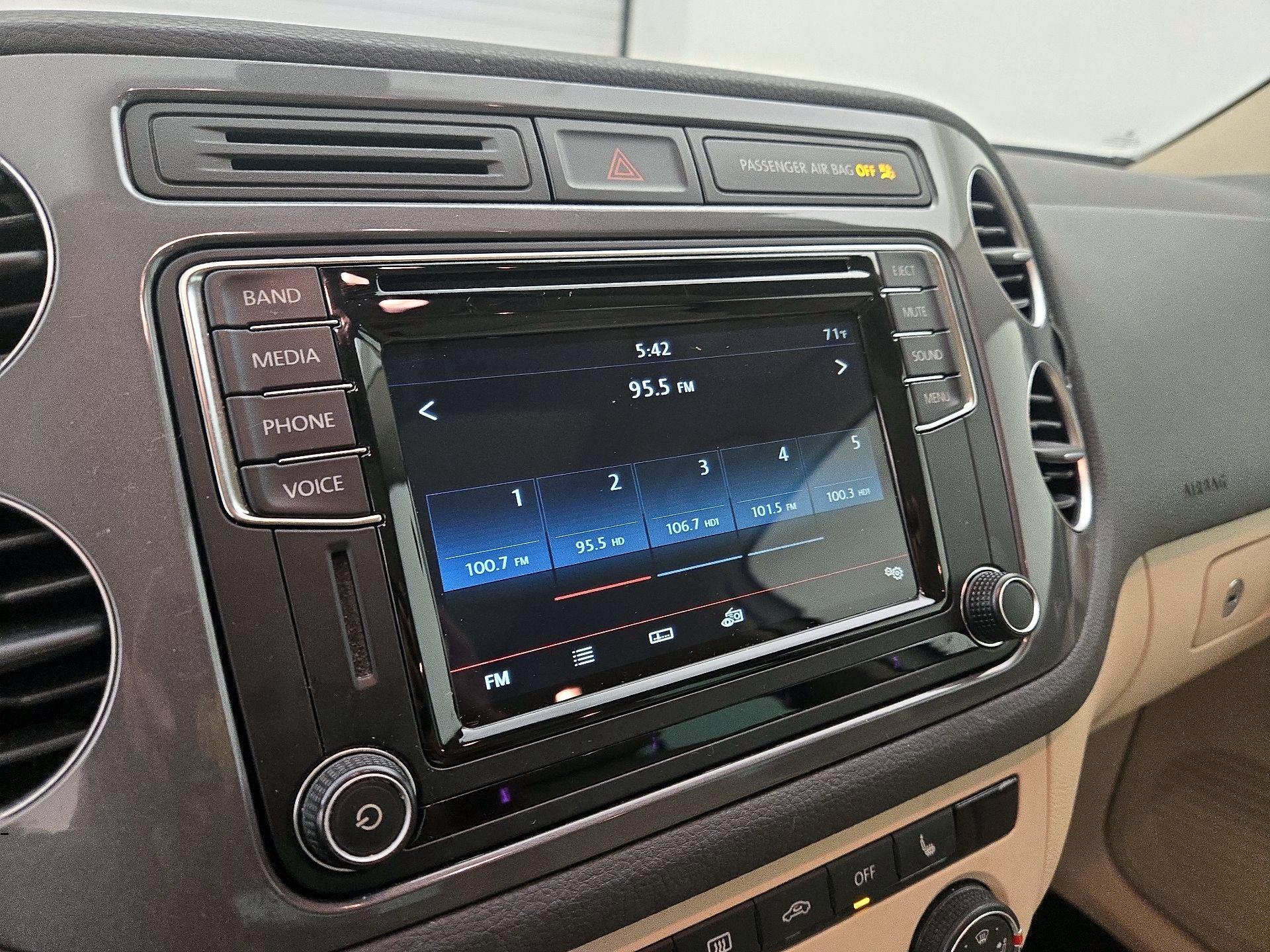 Thumbnail: 2017 Volkswagen Tiguan - 15