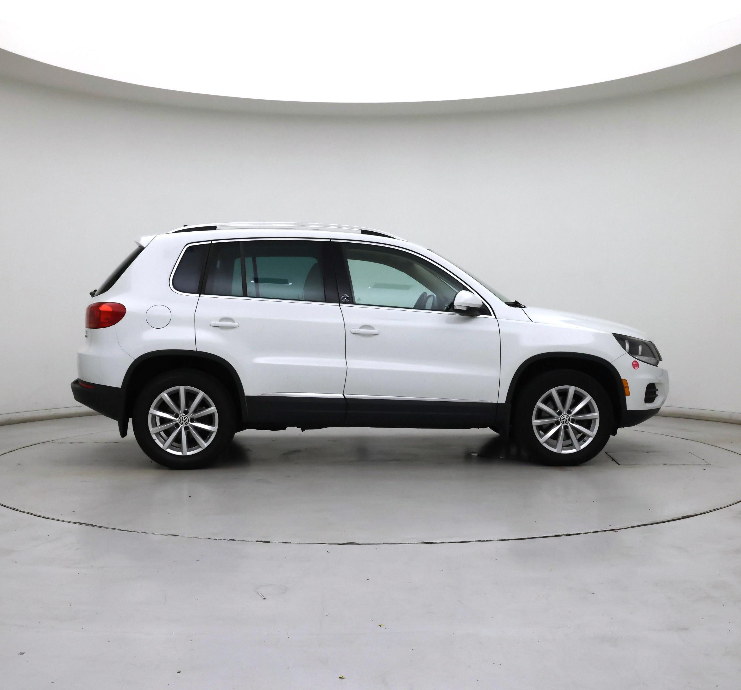 Thumbnail: 2017 Volkswagen Tiguan - 7