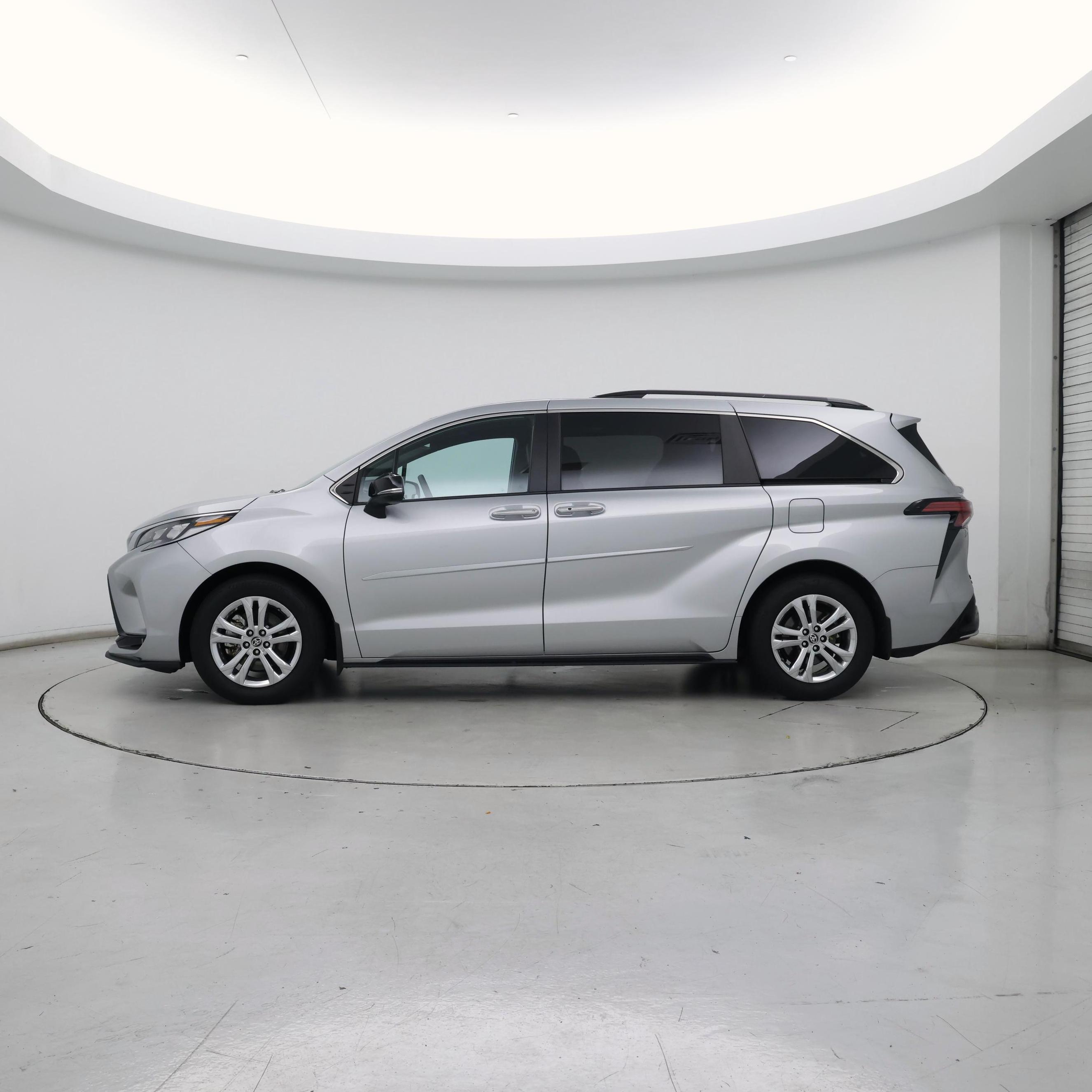 Thumbnail: 2023 Toyota Sienna - 3