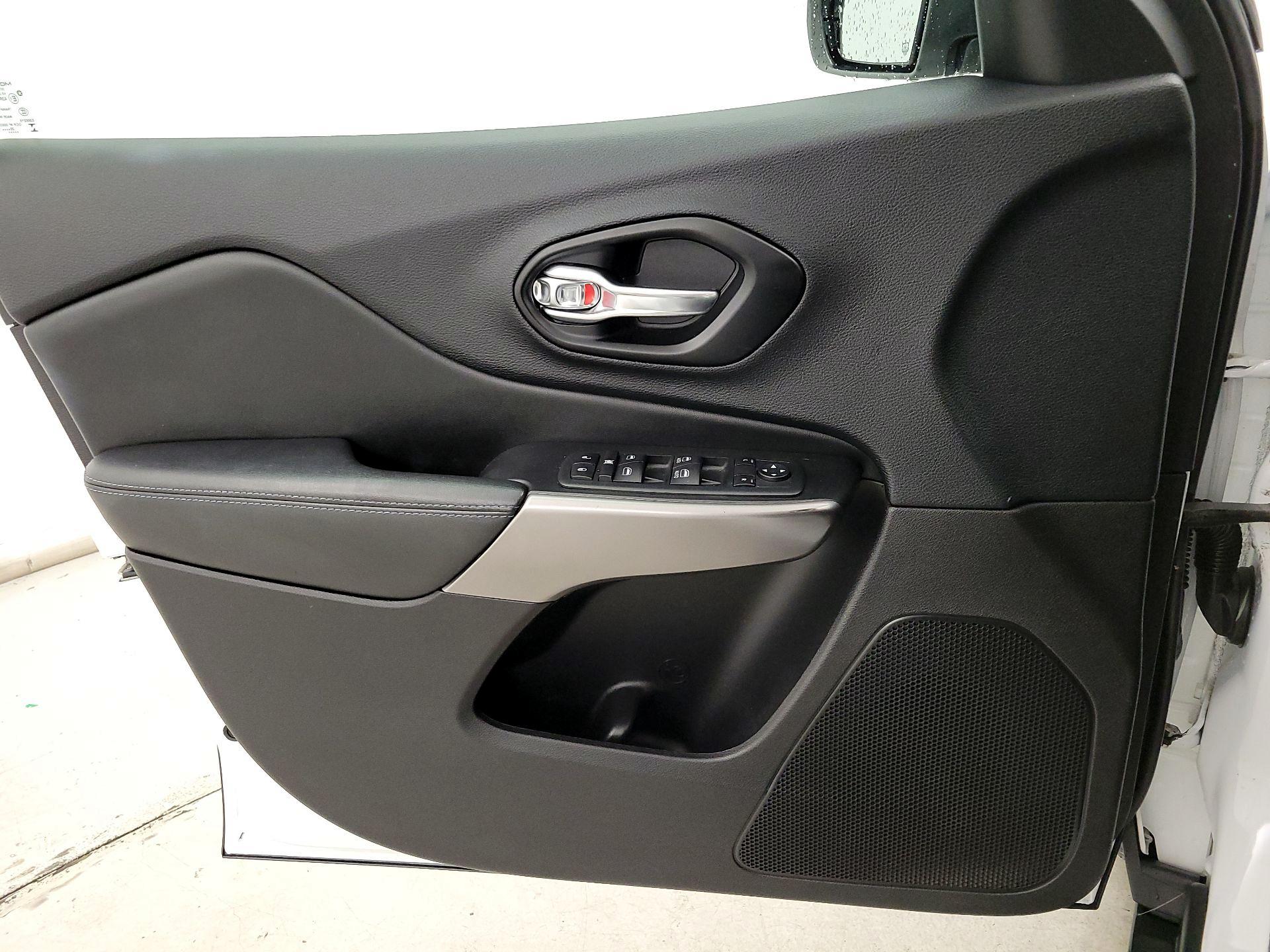 Thumbnail: 2021 Jeep Cherokee - 12