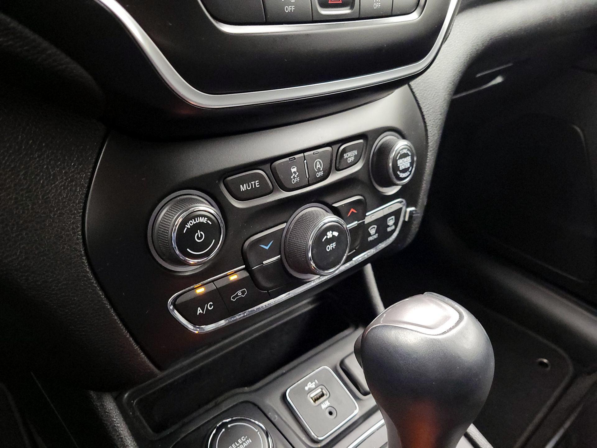 Thumbnail: 2021 Jeep Cherokee - 16