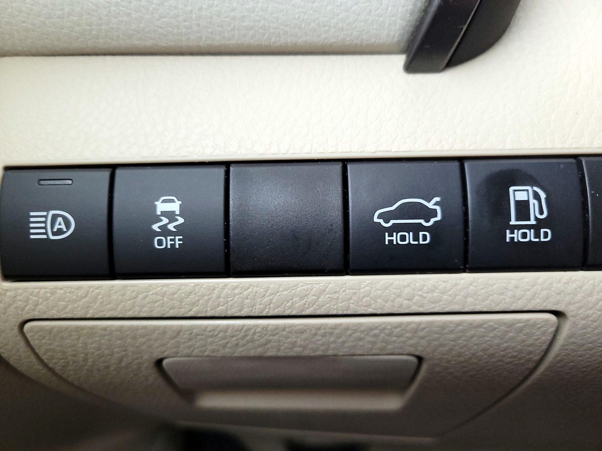 Thumbnail: 2019 Toyota Camry - 13