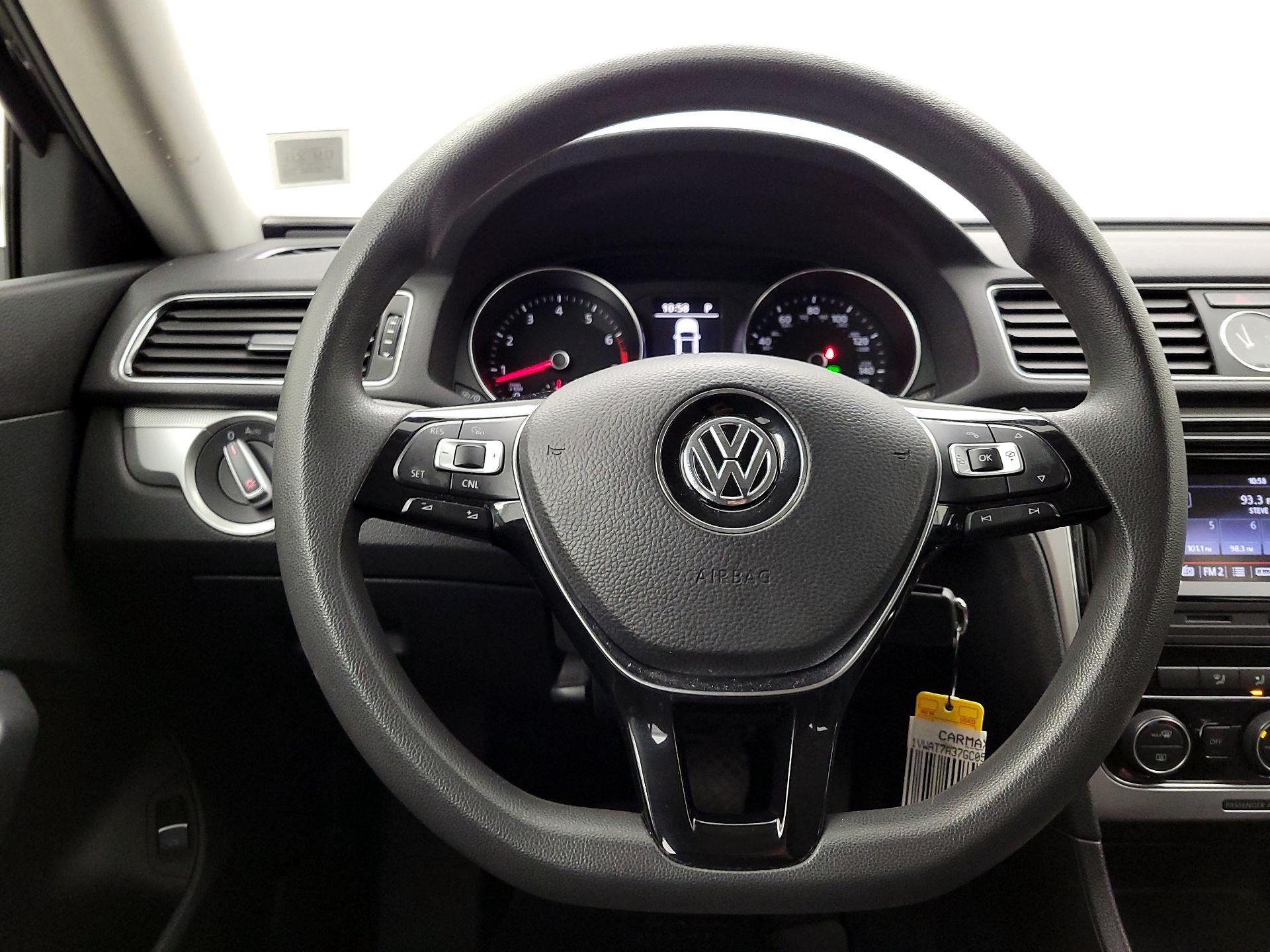 Thumbnail: 2016 Volkswagen Passat - 10