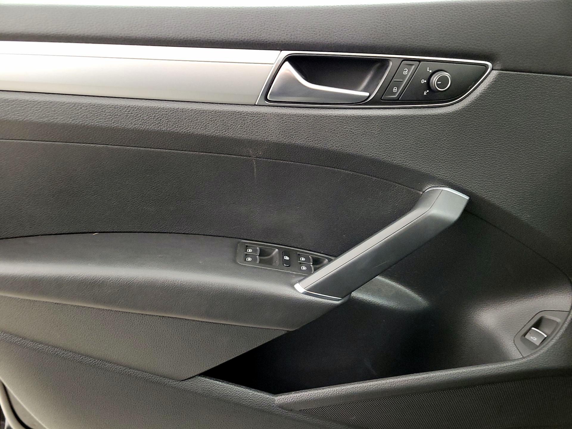 Thumbnail: 2016 Volkswagen Passat - 12