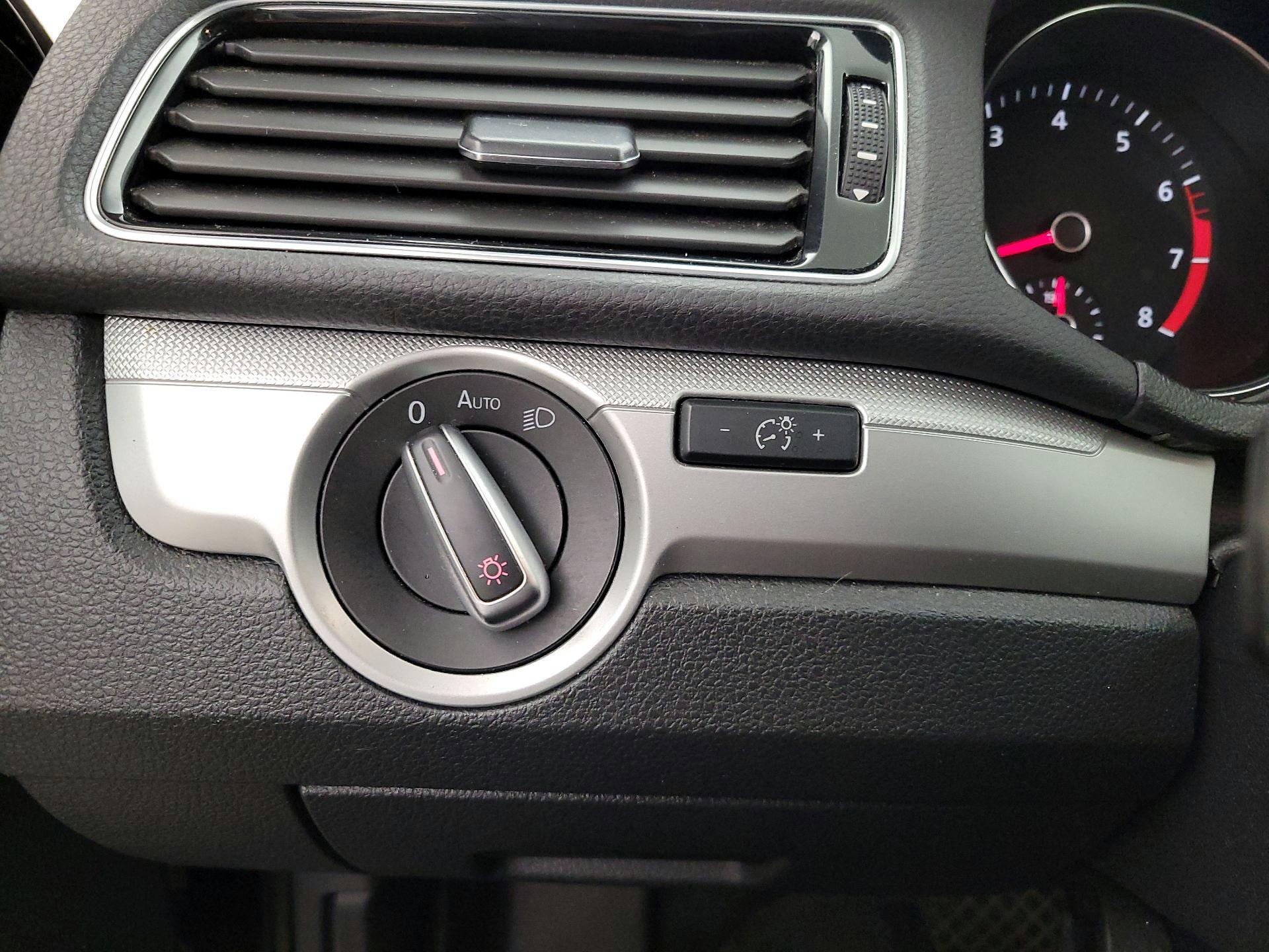 Thumbnail: 2016 Volkswagen Passat - 13