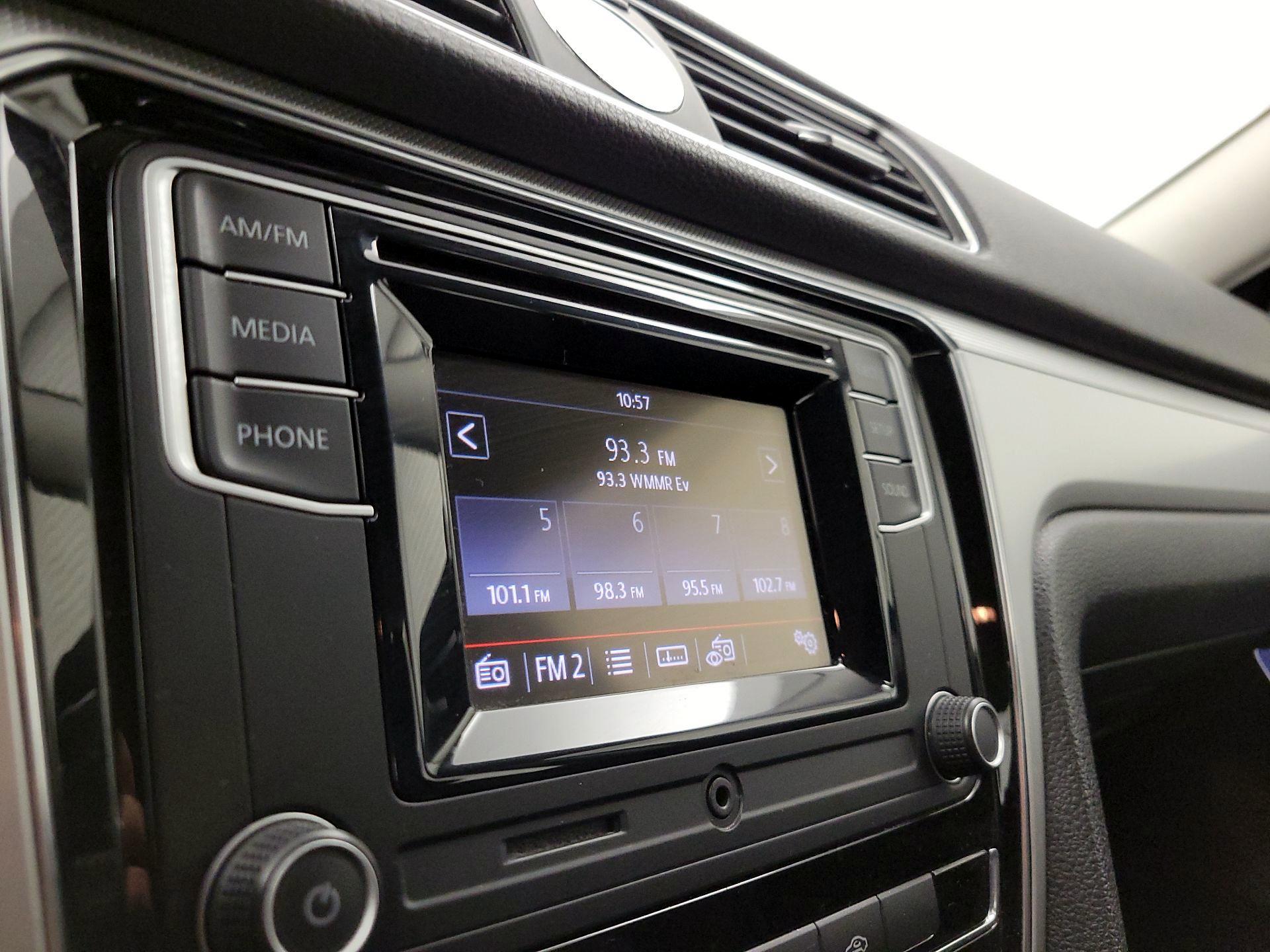 Thumbnail: 2016 Volkswagen Passat - 15