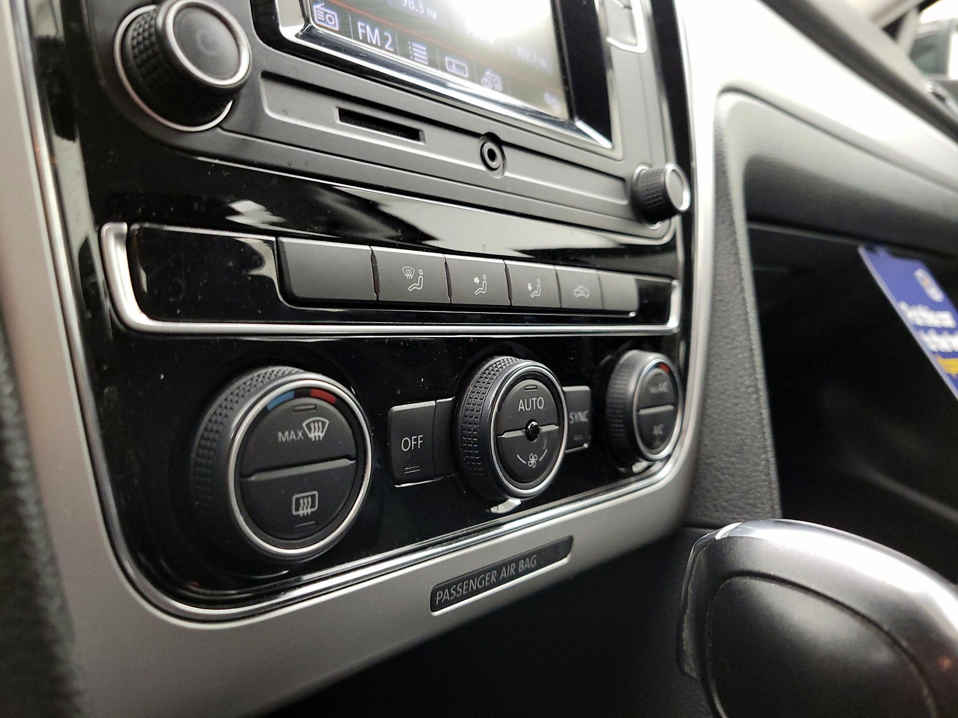 Thumbnail: 2016 Volkswagen Passat - 16
