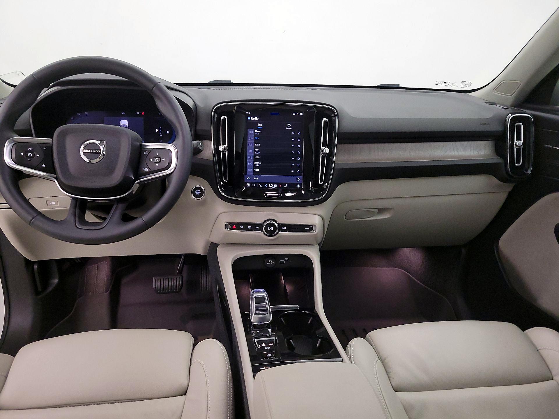 Thumbnail: 2023 Volvo XC40 - 9