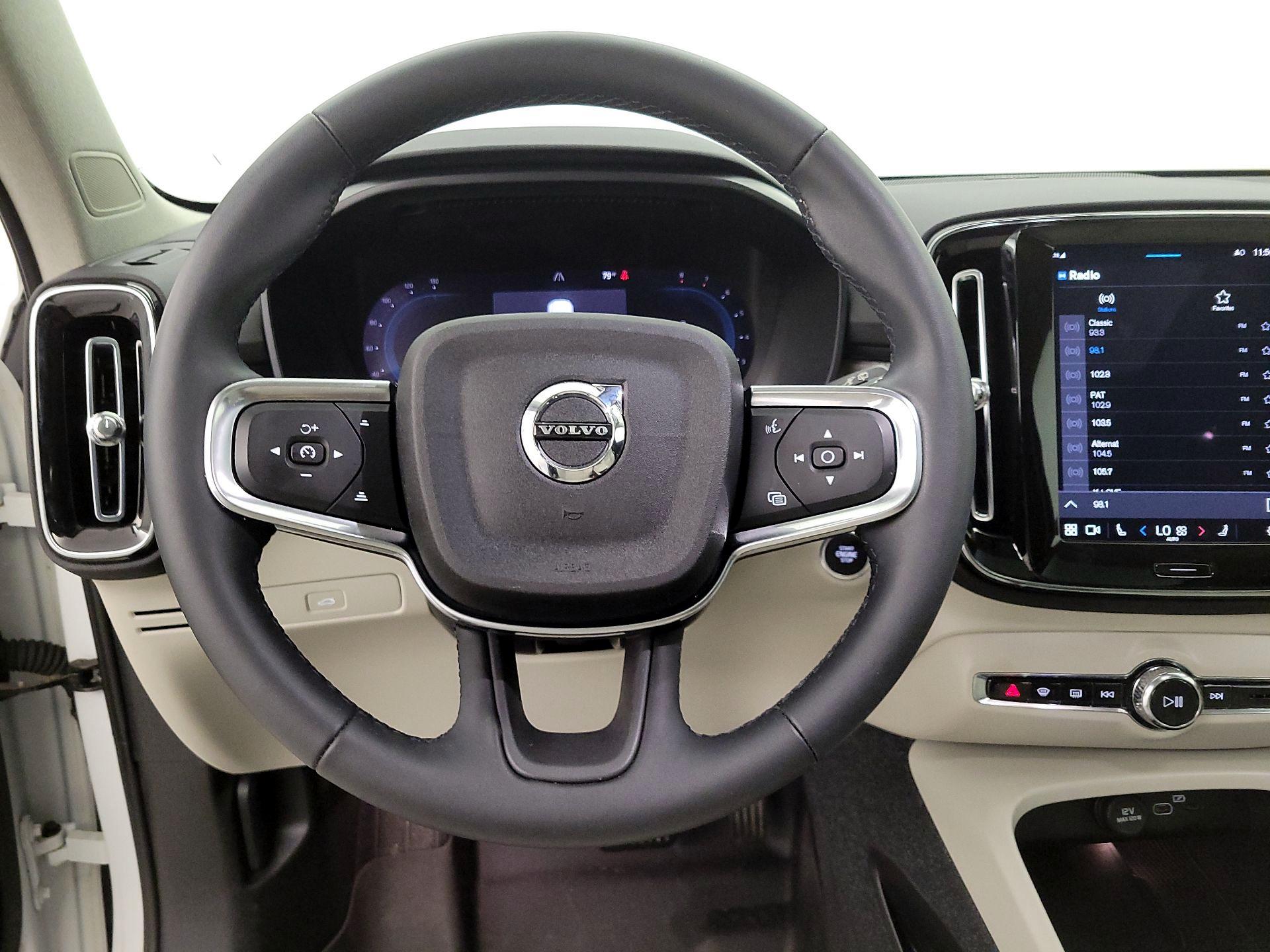 Thumbnail: 2023 Volvo XC40 - 10