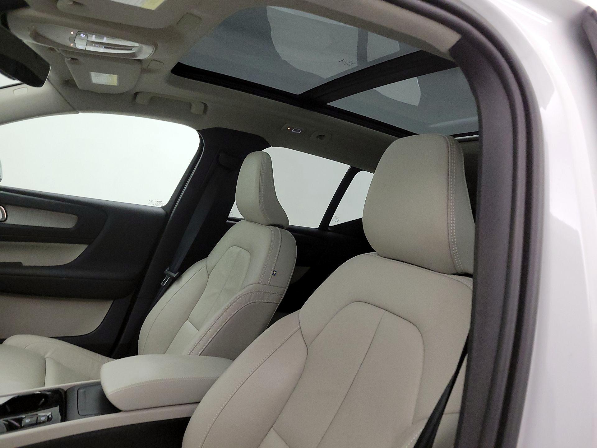 Thumbnail: 2023 Volvo XC40 - 18
