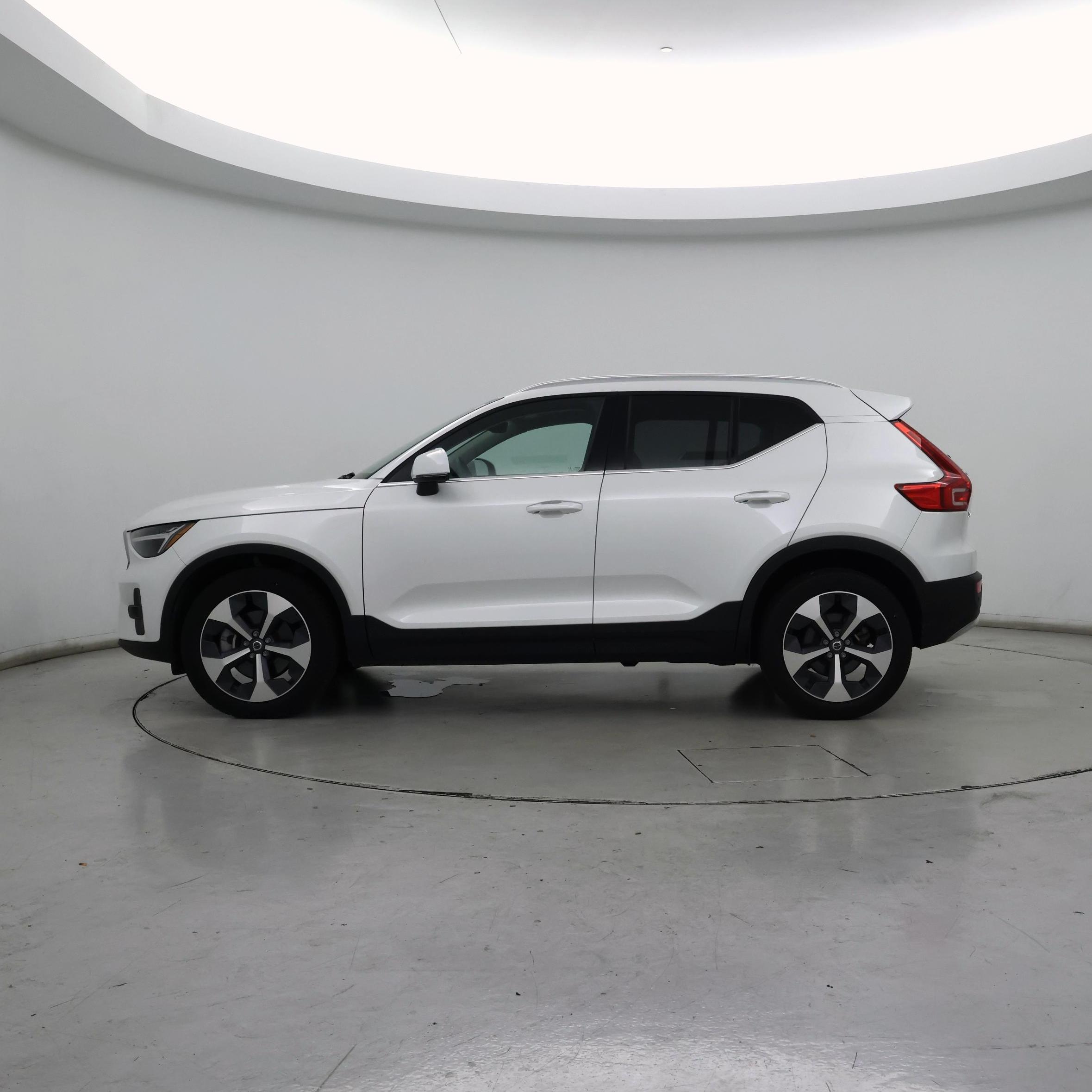Thumbnail: 2023 Volvo XC40 - 3