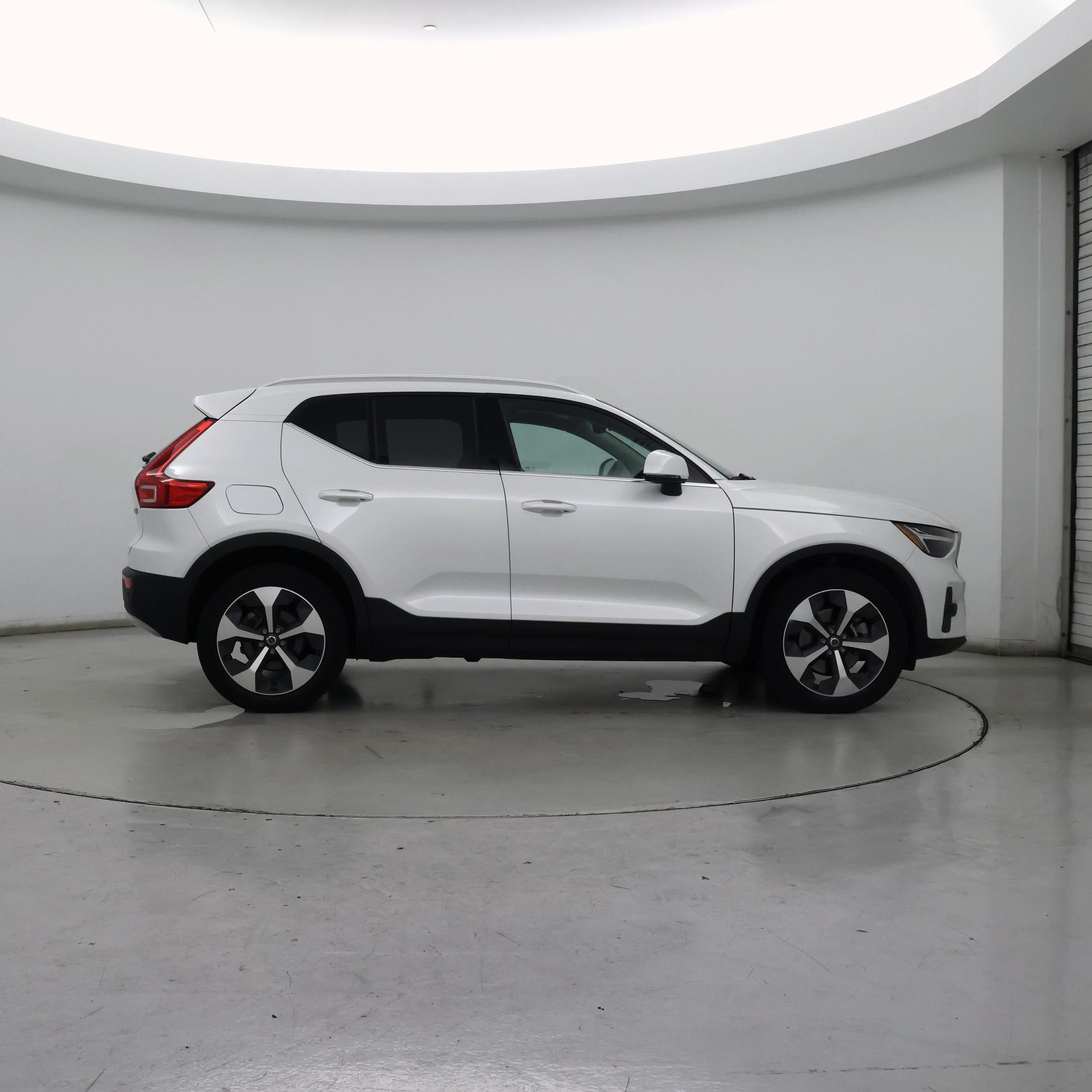 Thumbnail: 2023 Volvo XC40 - 7