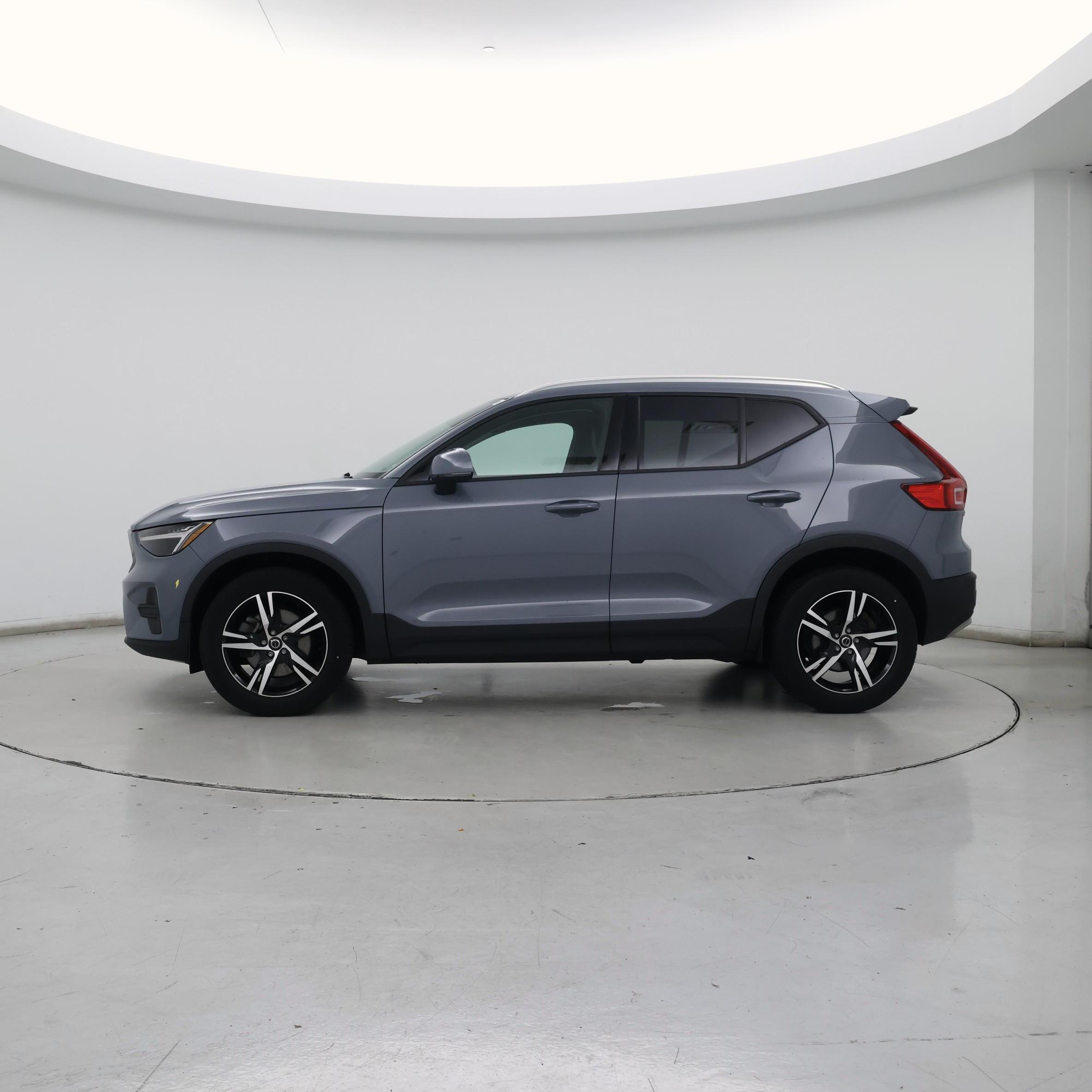 Thumbnail: 2023 Volvo XC40 - 3