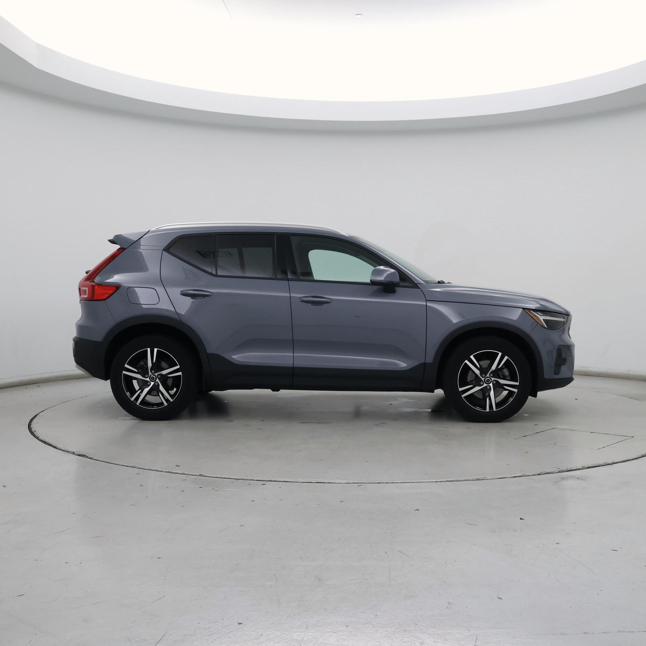 Thumbnail: 2023 Volvo XC40 - 7