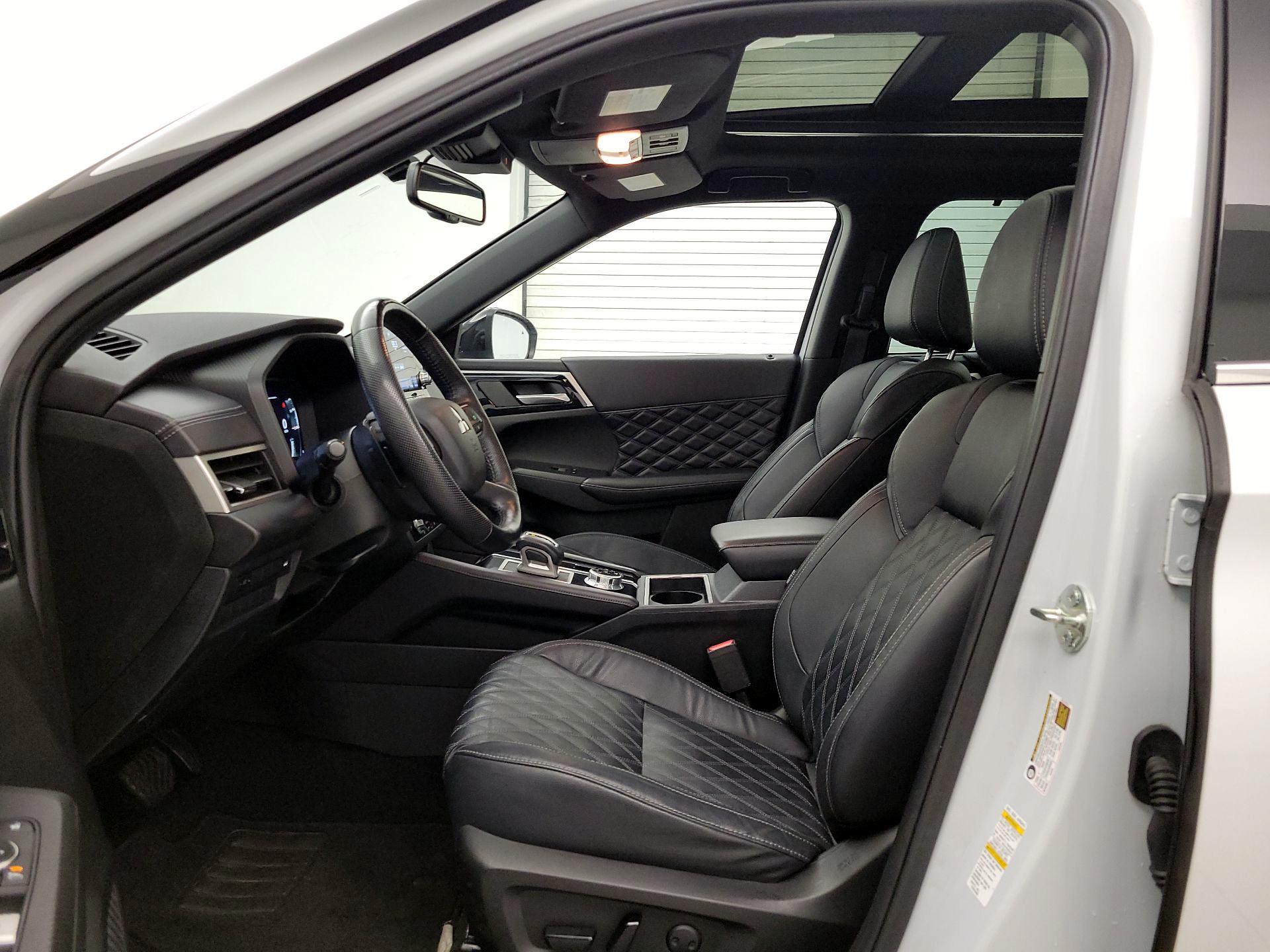 Thumbnail: 2023 Mitsubishi Outlander - 11
