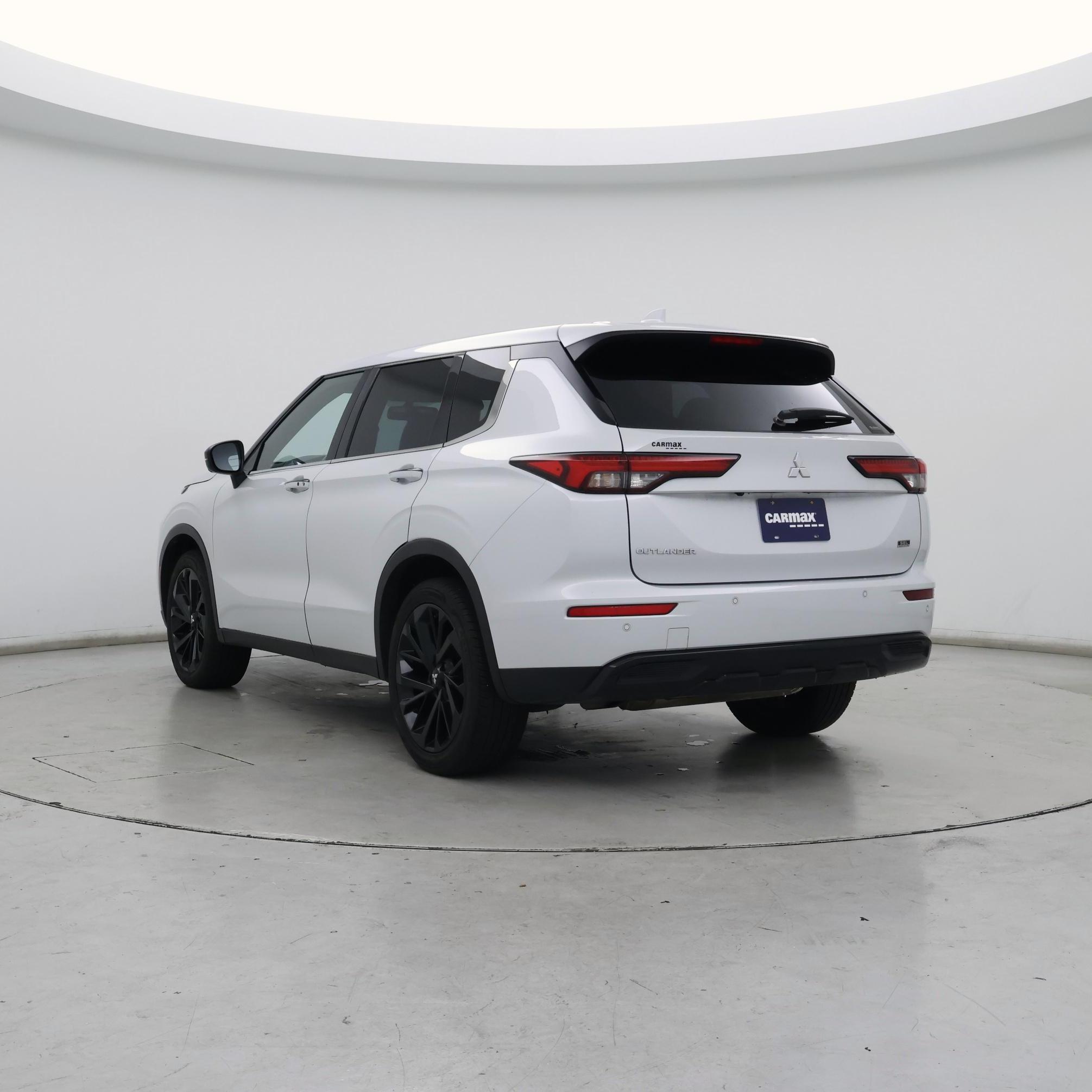 Thumbnail: 2023 Mitsubishi Outlander - 2