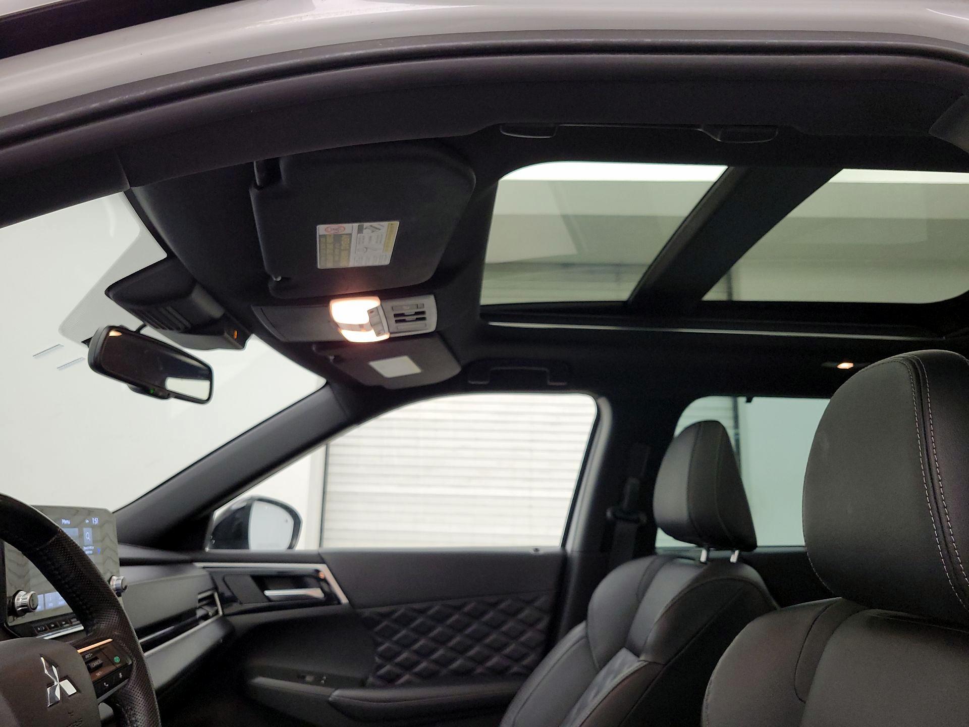 Thumbnail: 2023 Mitsubishi Outlander - 20