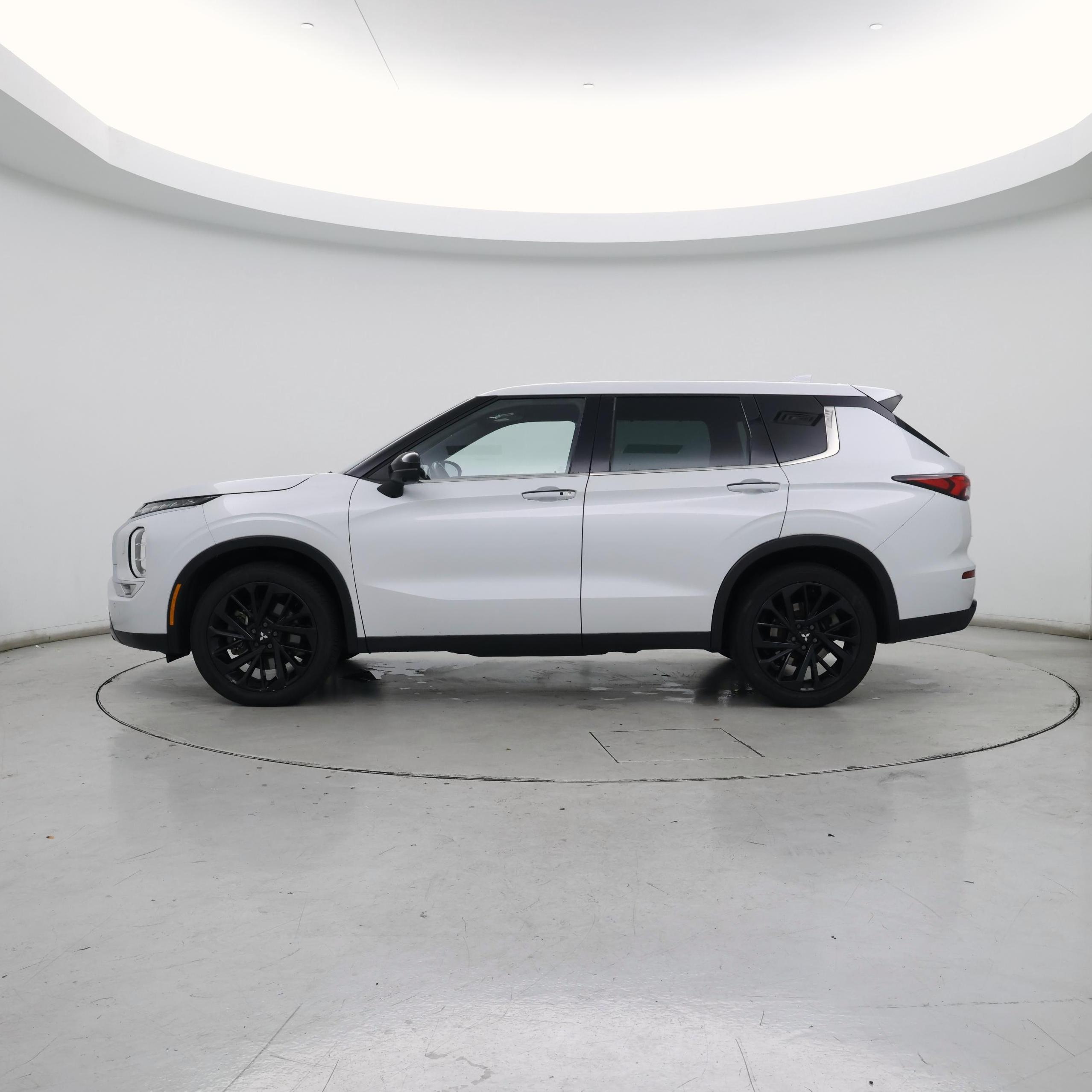 Thumbnail: 2023 Mitsubishi Outlander - 3