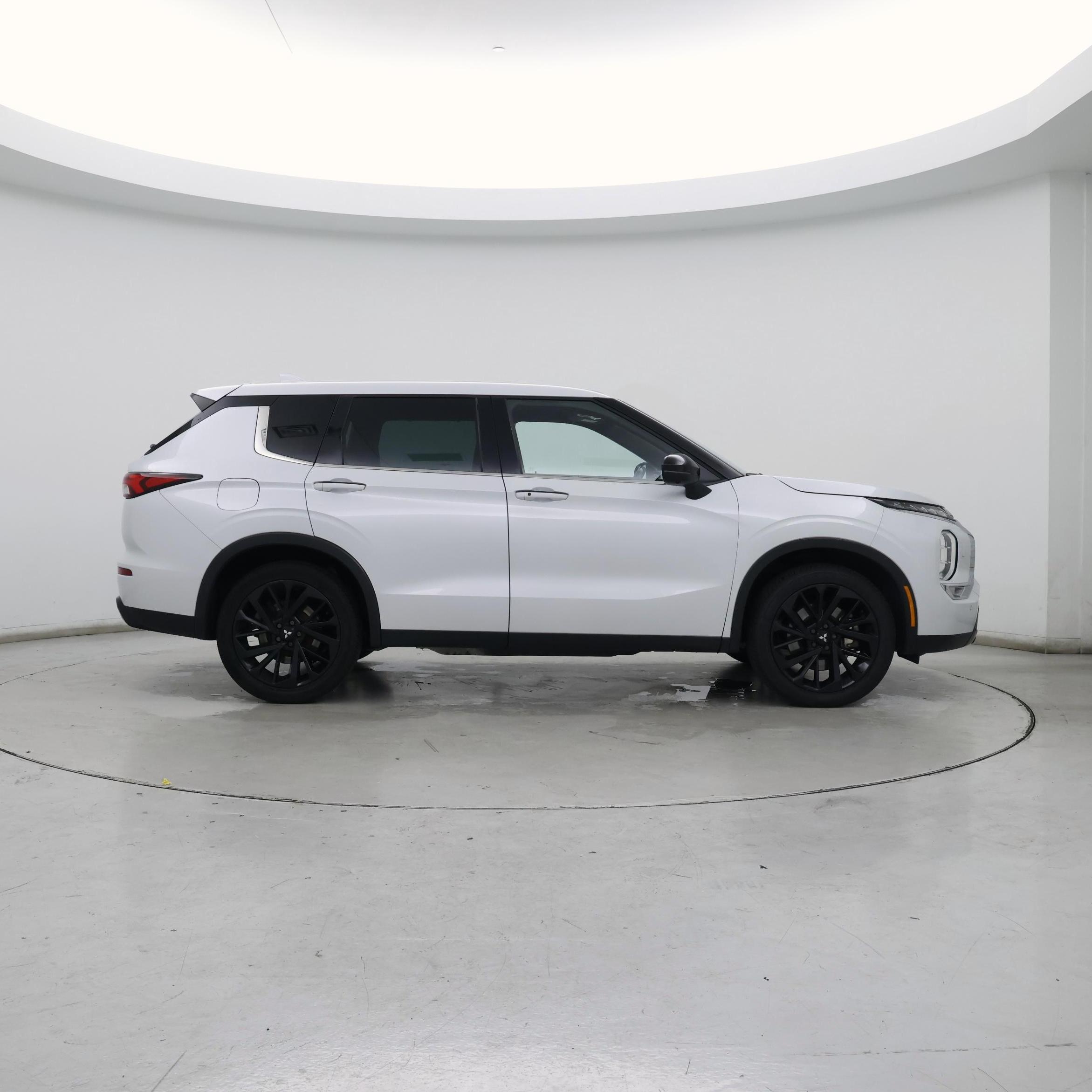Thumbnail: 2023 Mitsubishi Outlander - 7