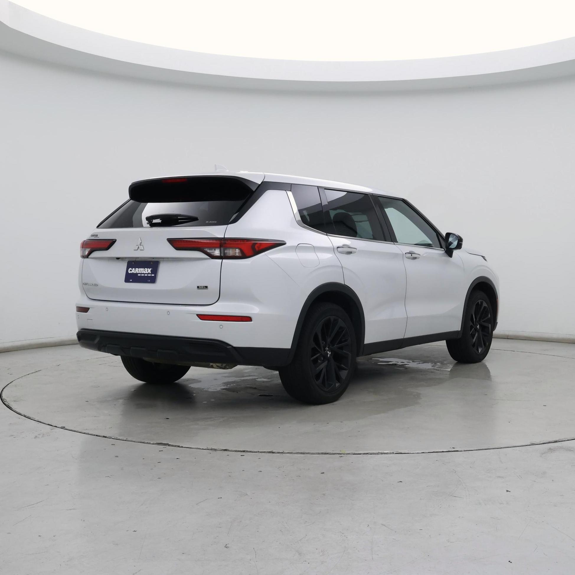 Thumbnail: 2023 Mitsubishi Outlander - 8