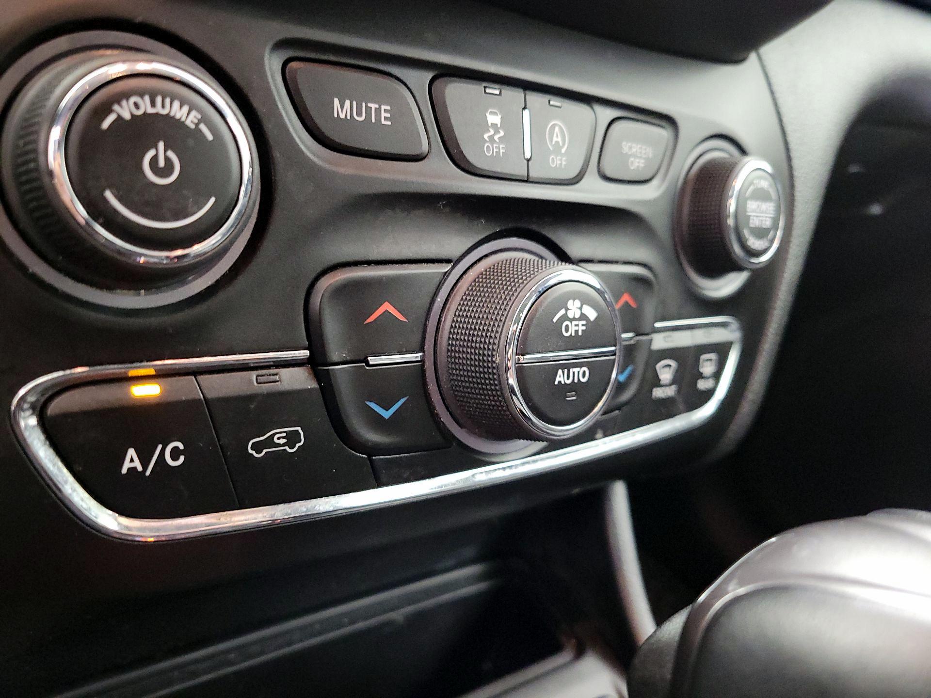 Thumbnail: 2021 Jeep Cherokee - 16