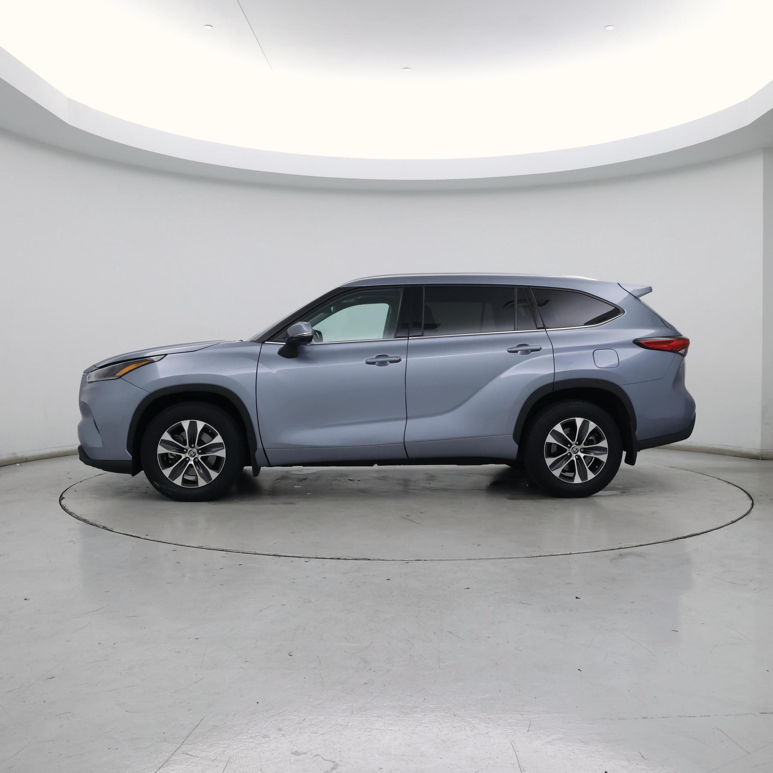 Thumbnail: 2021 Toyota Highlander - 3