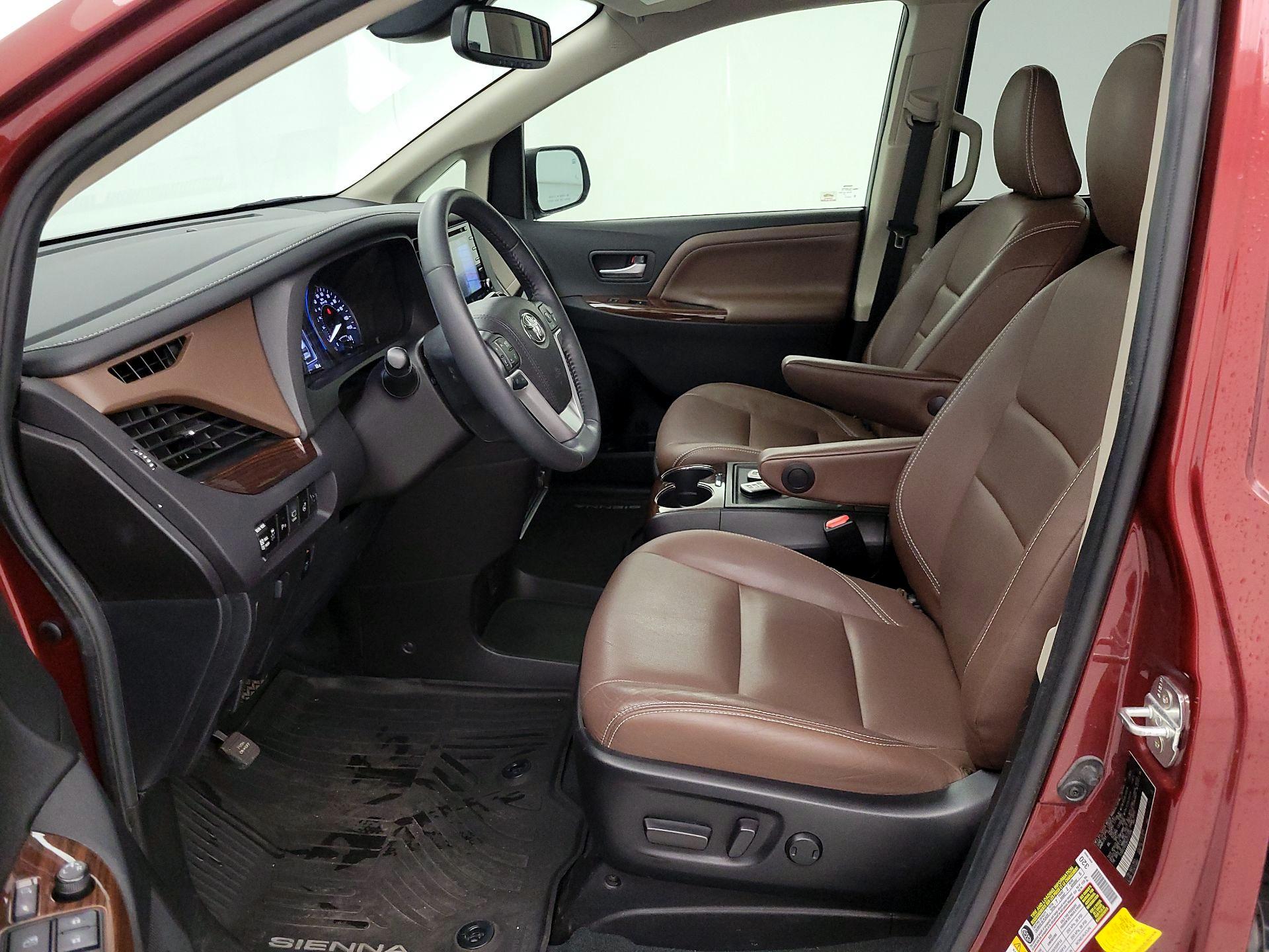 Thumbnail: 2019 Toyota Sienna - 11