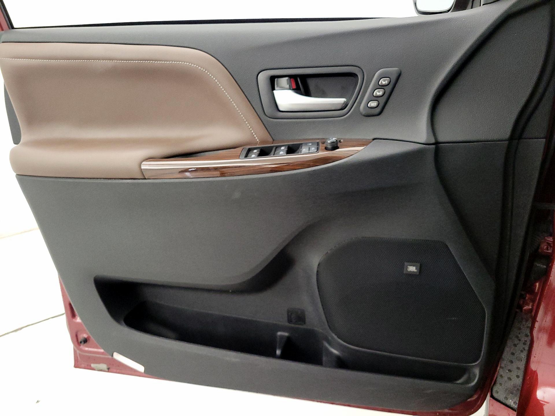 Thumbnail: 2019 Toyota Sienna - 12
