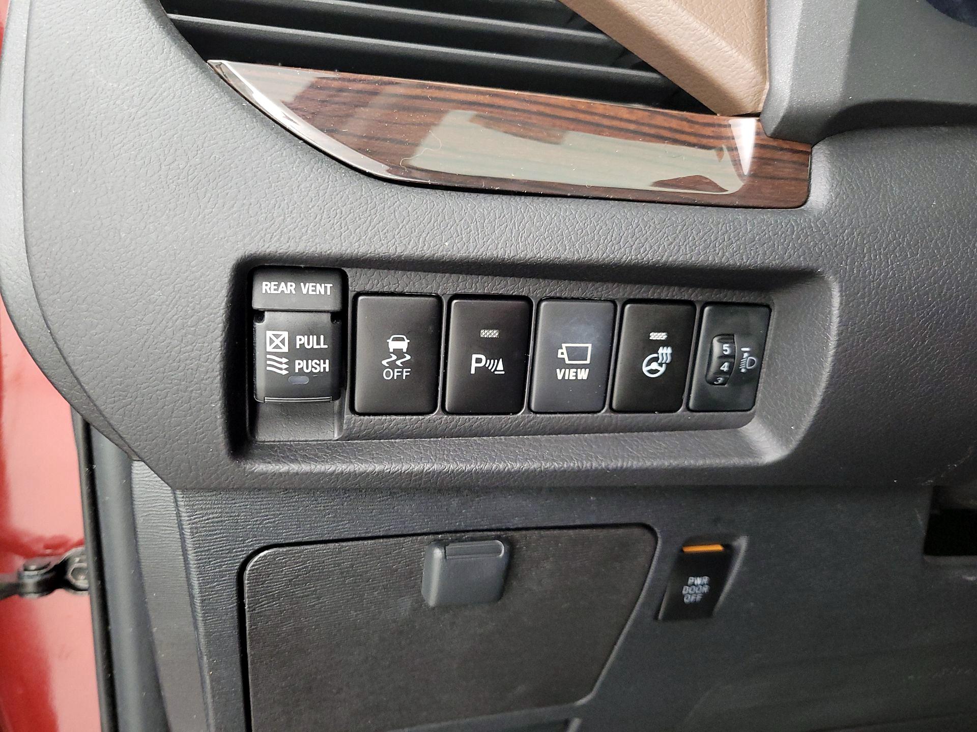 Thumbnail: 2019 Toyota Sienna - 13