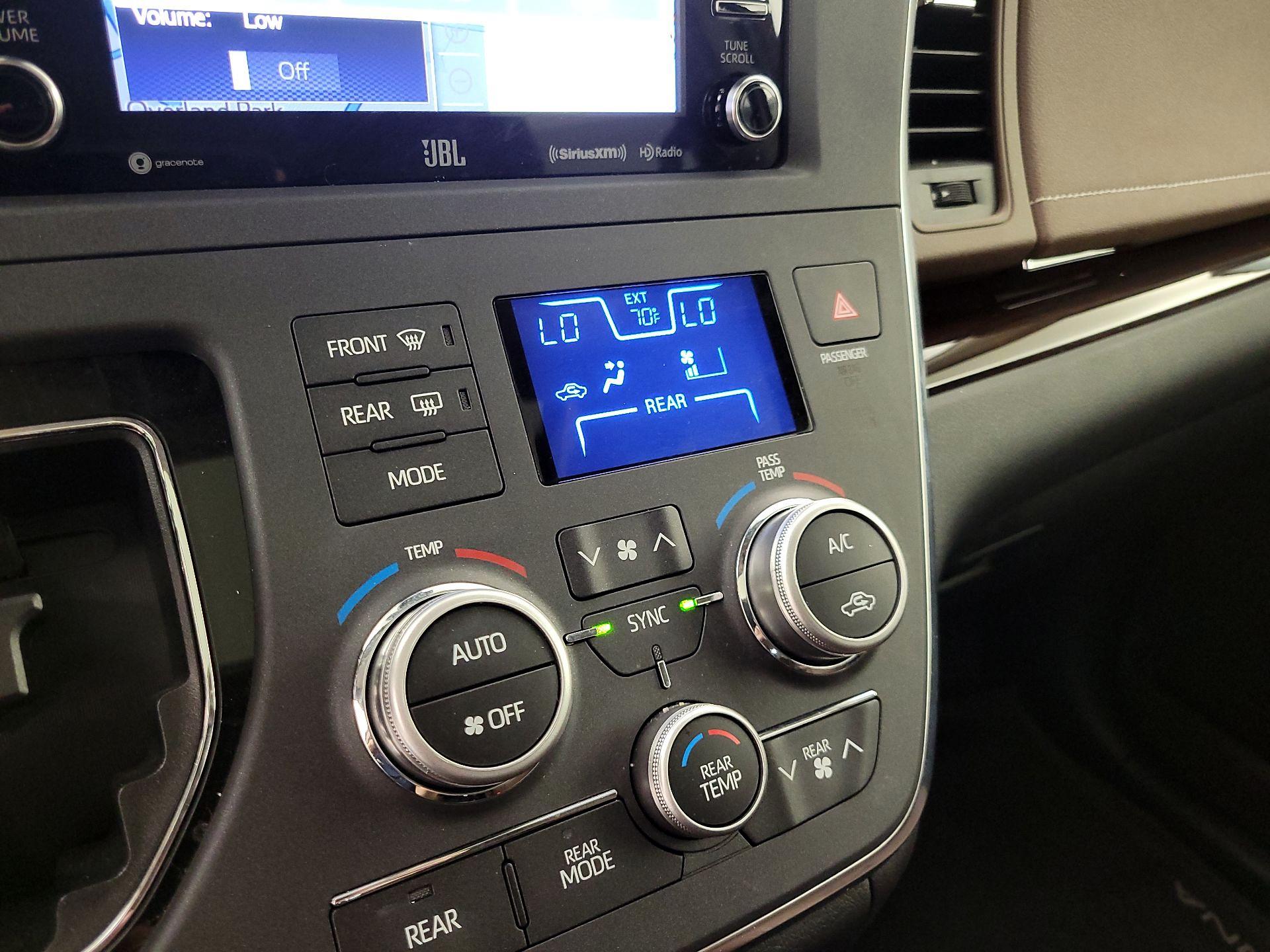 Thumbnail: 2019 Toyota Sienna - 16