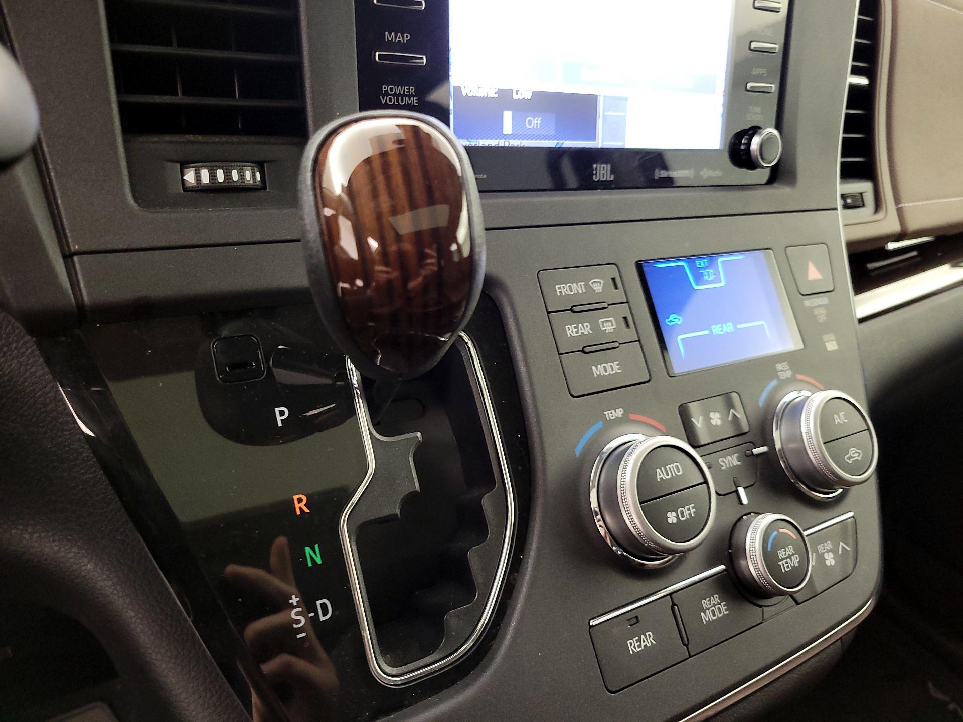 Thumbnail: 2019 Toyota Sienna - 17