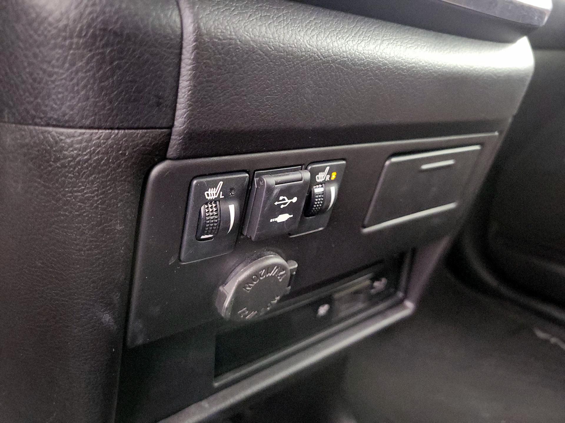 Thumbnail: 2019 Toyota Sienna - 18