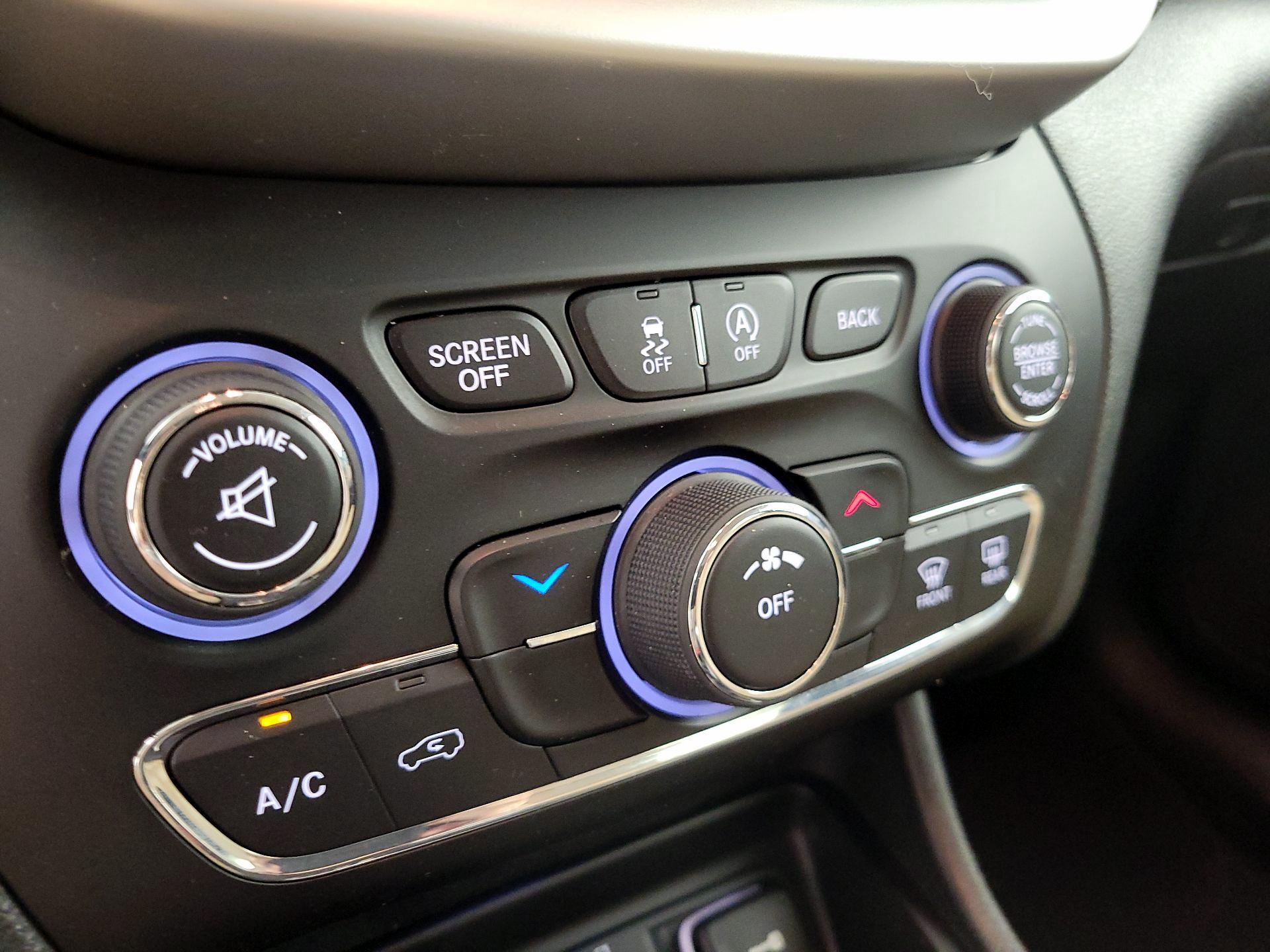 Thumbnail: 2015 Jeep Cherokee - 16