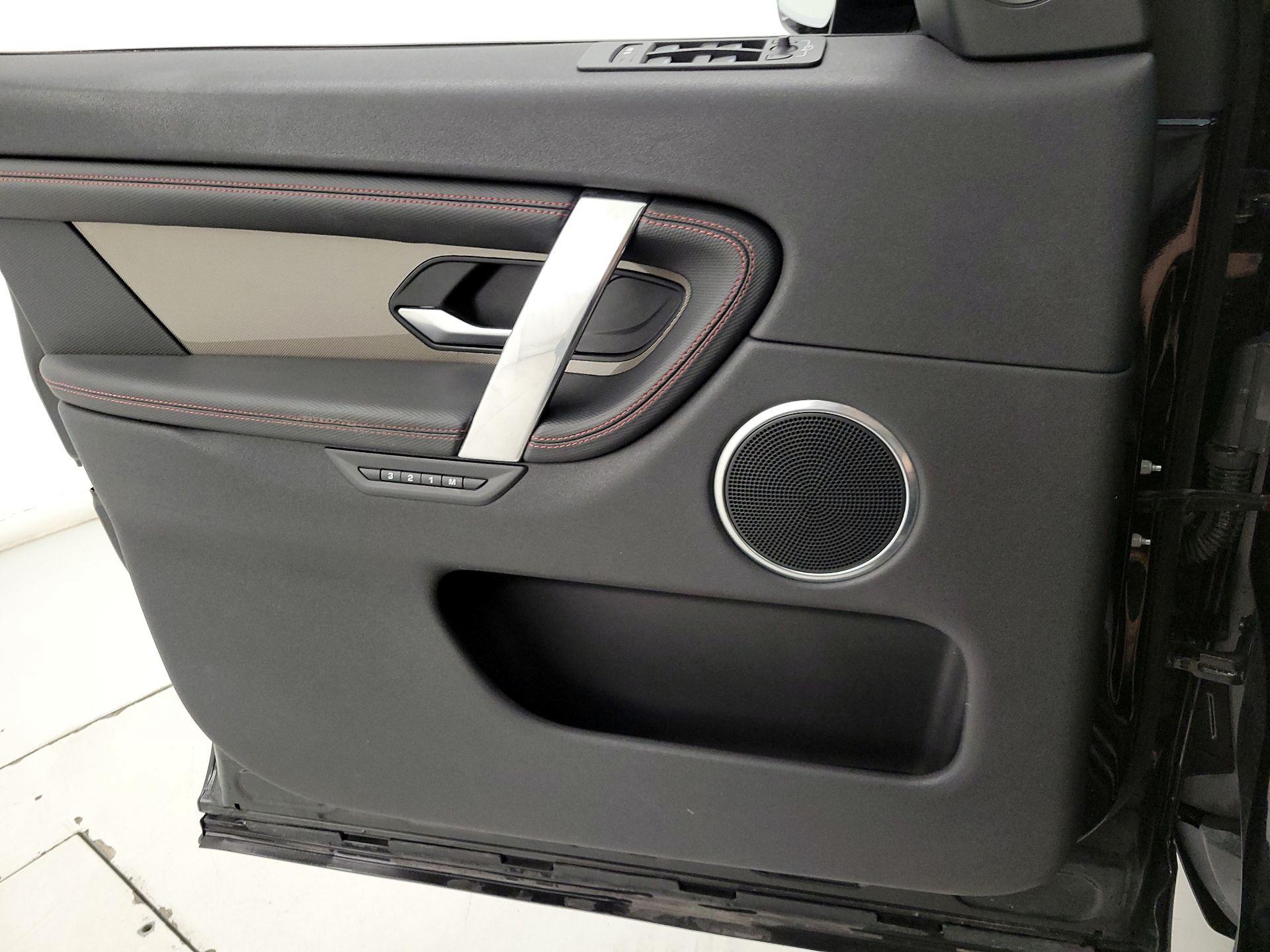 Thumbnail: 2020 Land Rover Discovery Sport - 12