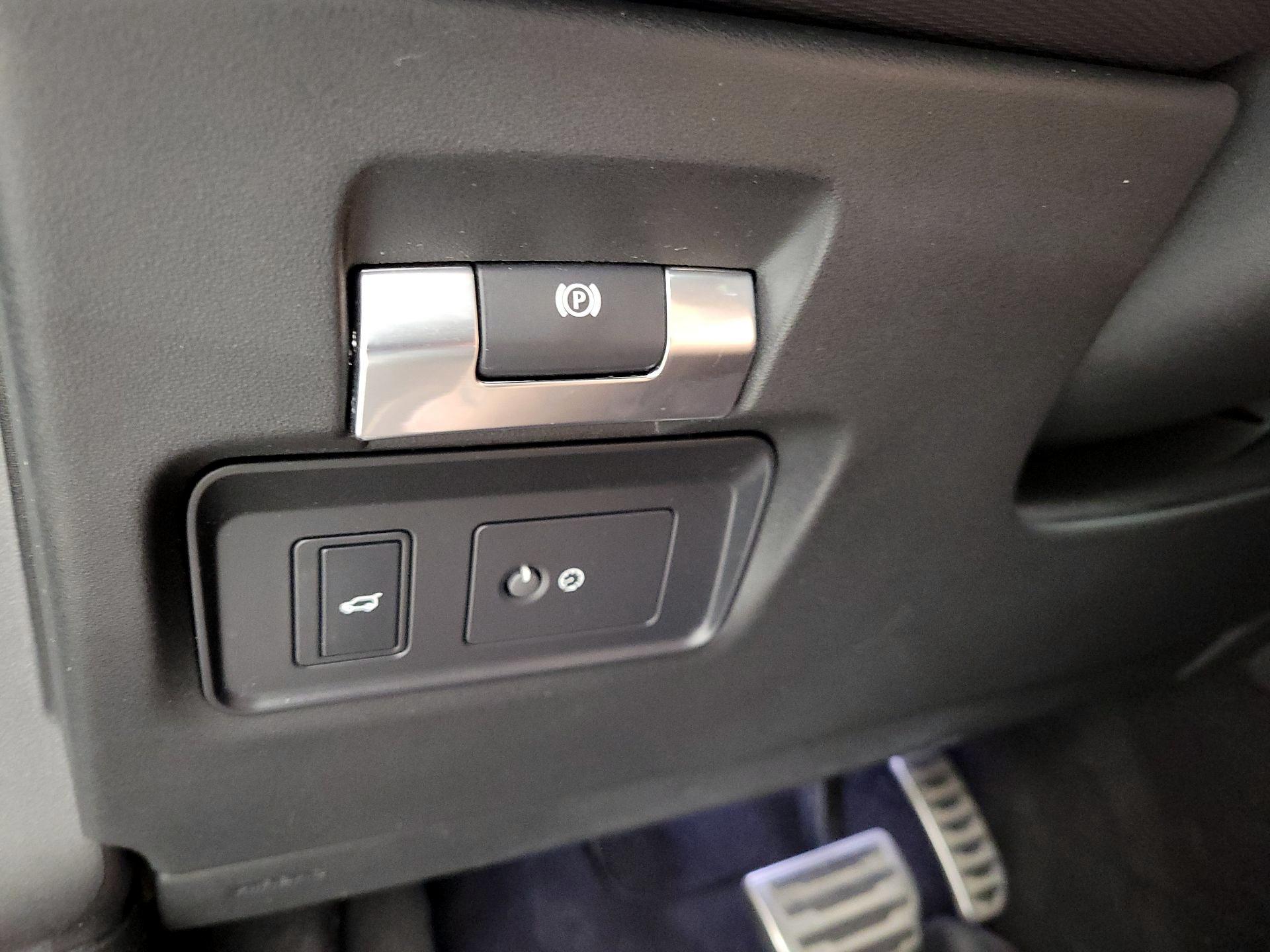 Thumbnail: 2020 Land Rover Discovery Sport - 13